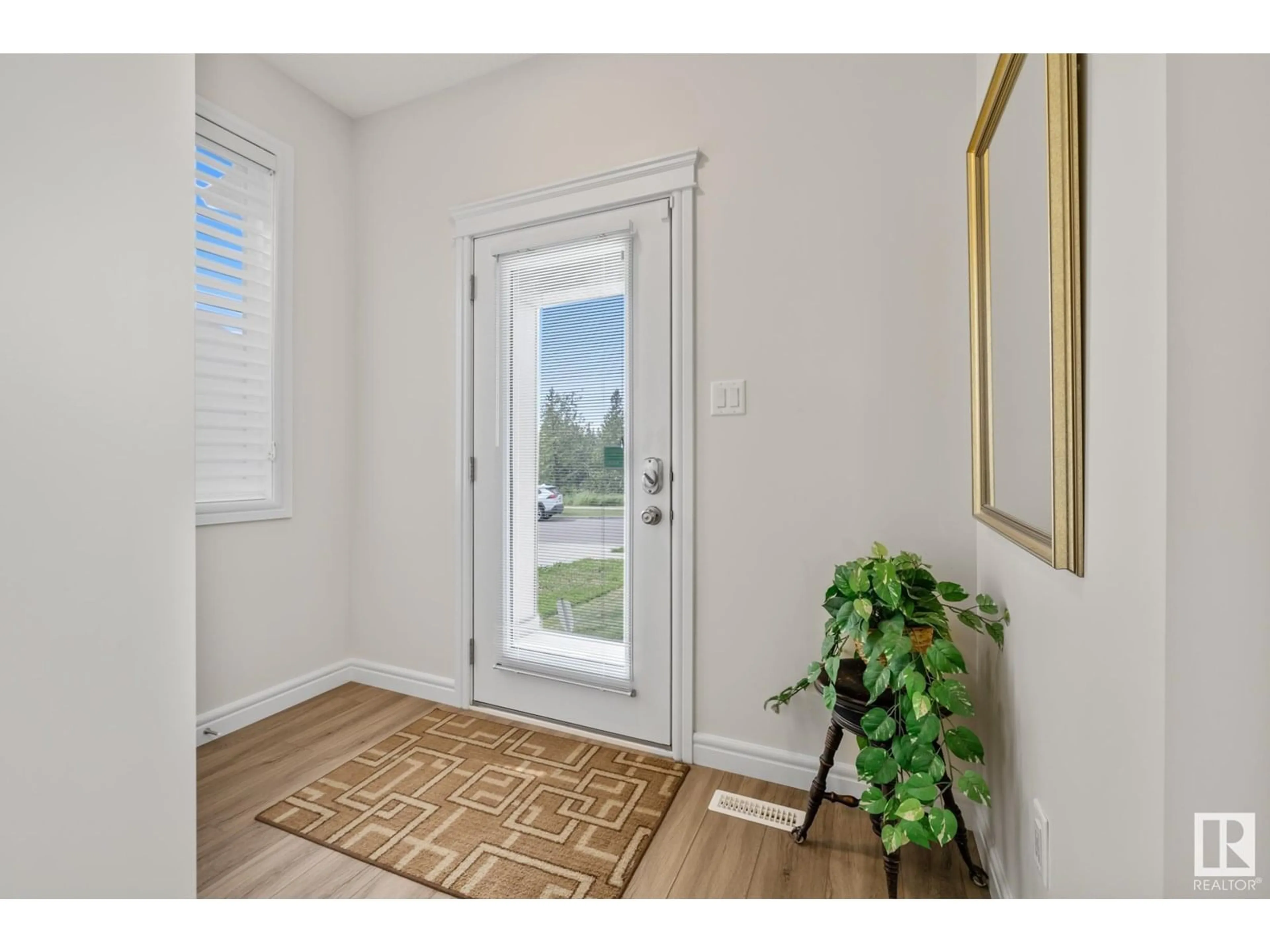 Indoor entryway for 368 EDGEMONT RD, Edmonton Alberta T6M0Y4