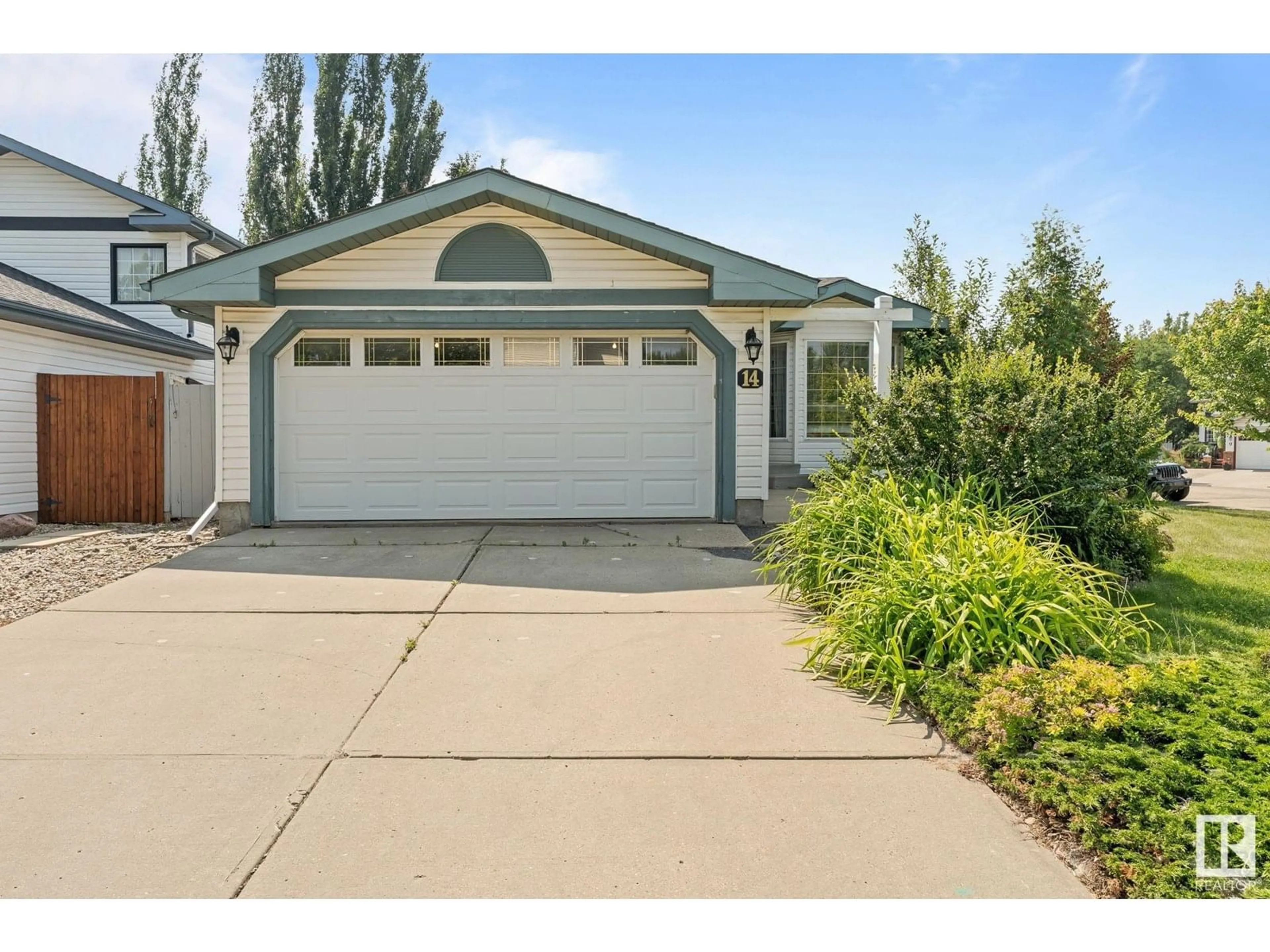 Home with vinyl exterior material, street for 14 HANSEN CL, St. Albert Alberta T8N6J7