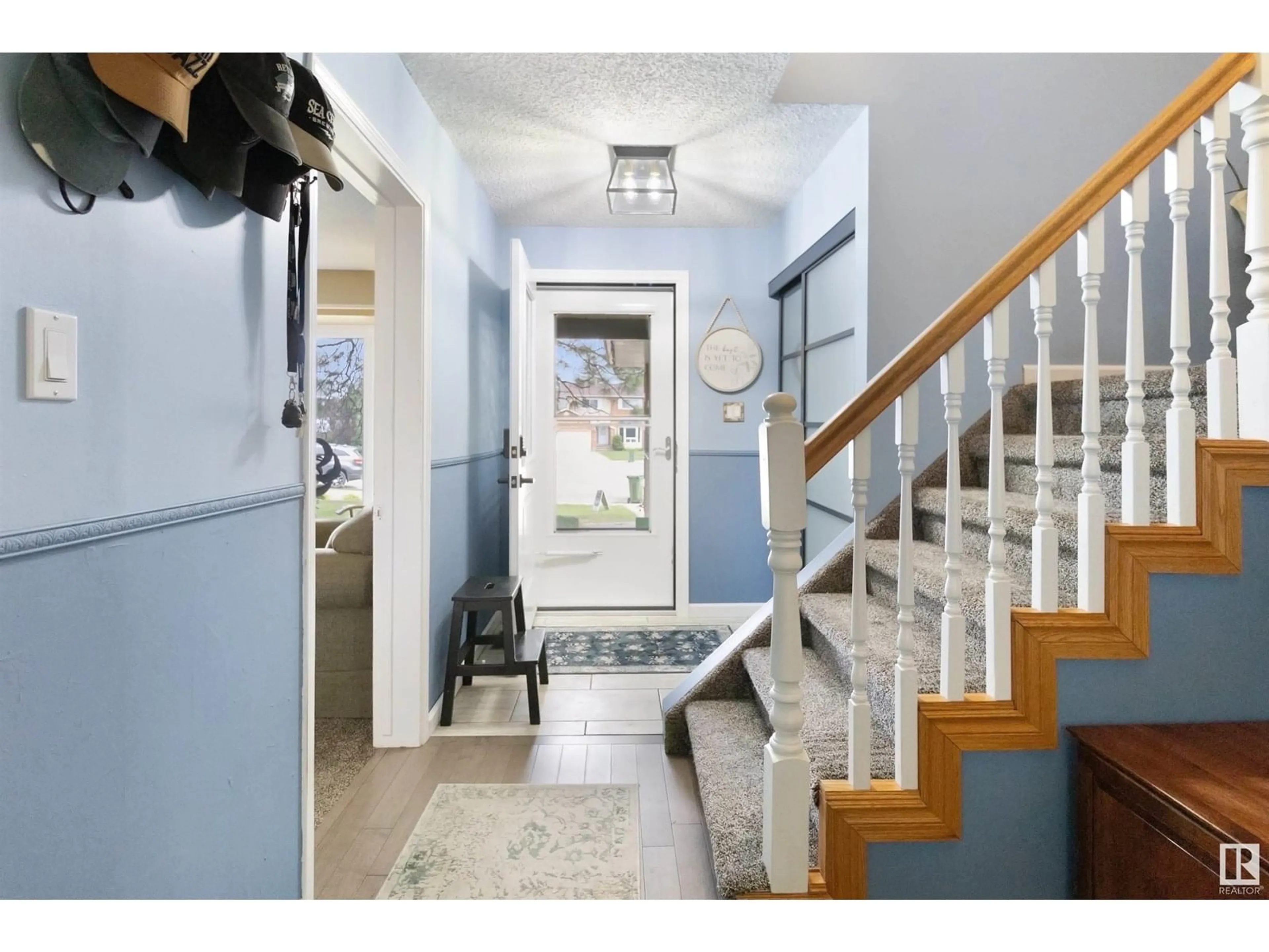 Indoor entryway for 5317 38A AV NW, Edmonton Alberta T6L2J4