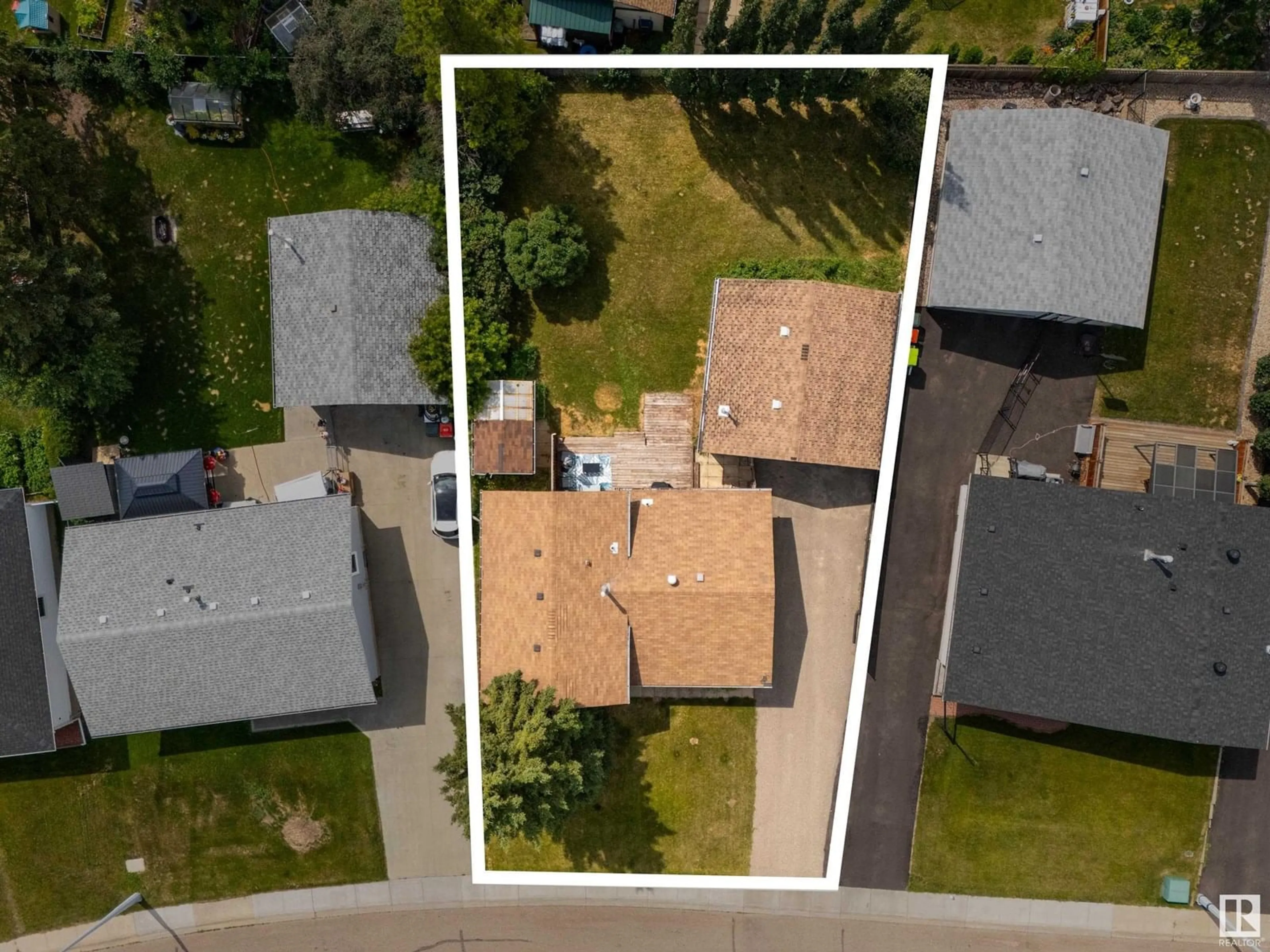 A pic from outside/outdoor area/front of a property/back of a property/a pic from drone, street for 4210 53 AV, Stony Plain Alberta T7Z1G5