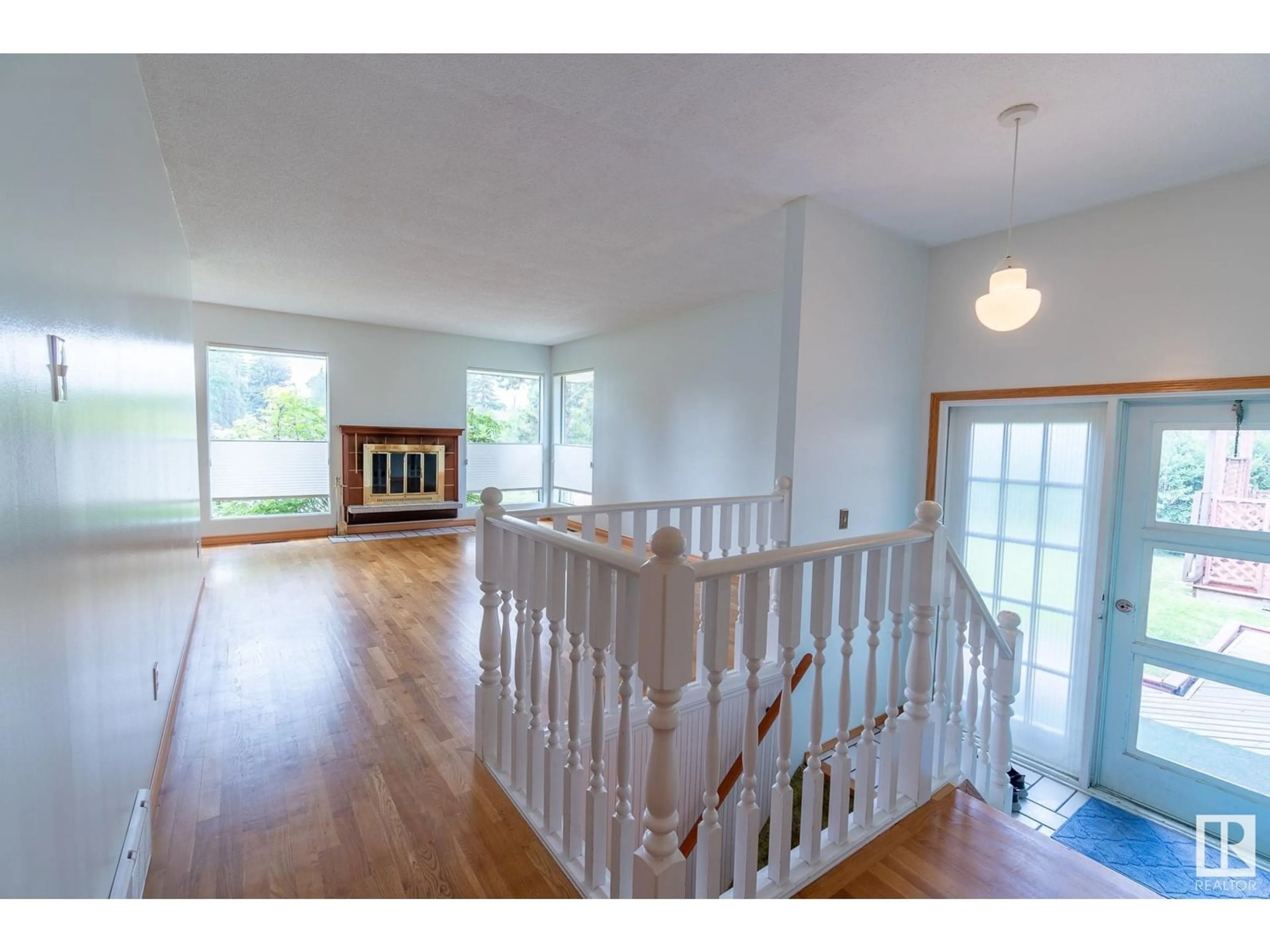 Indoor foyer for NW - 4051 120 ST, Edmonton Alberta T6J1X7