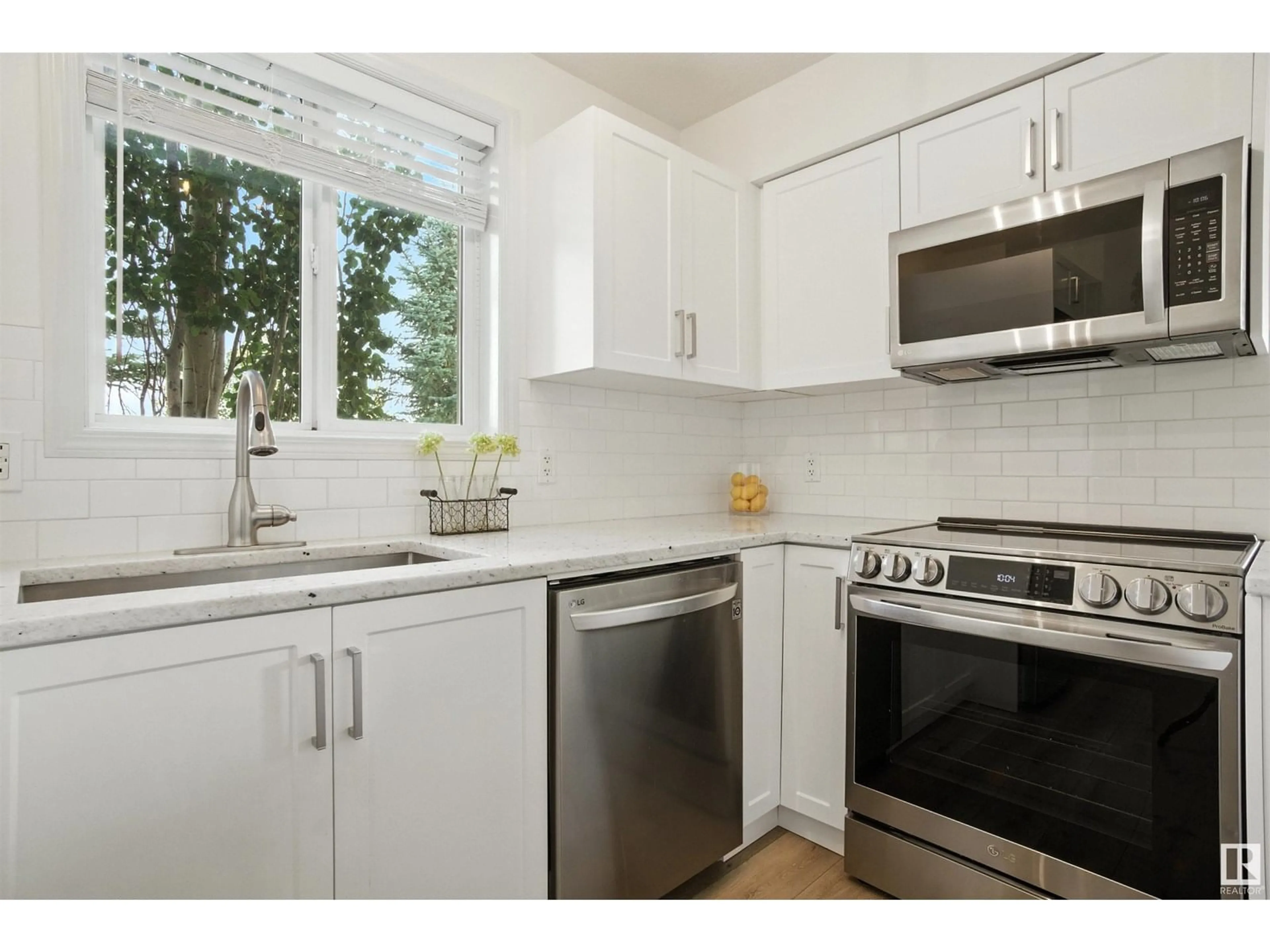 Standard kitchen, unknown for 301 SUMMERWOOD BV, Sherwood Park Alberta T8H0C2