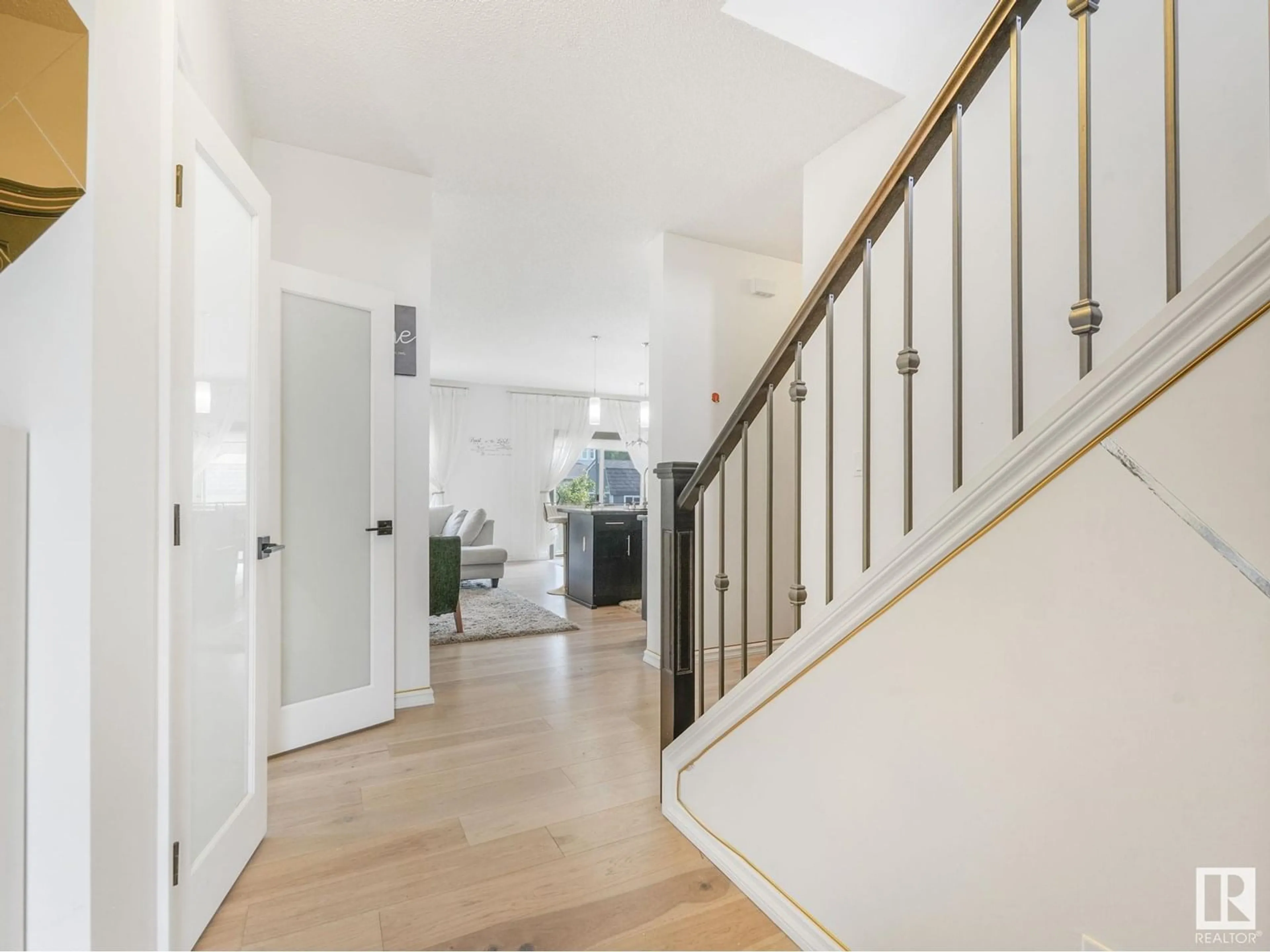 Indoor entryway for 21331 51 AV, Edmonton Alberta T6M0K7