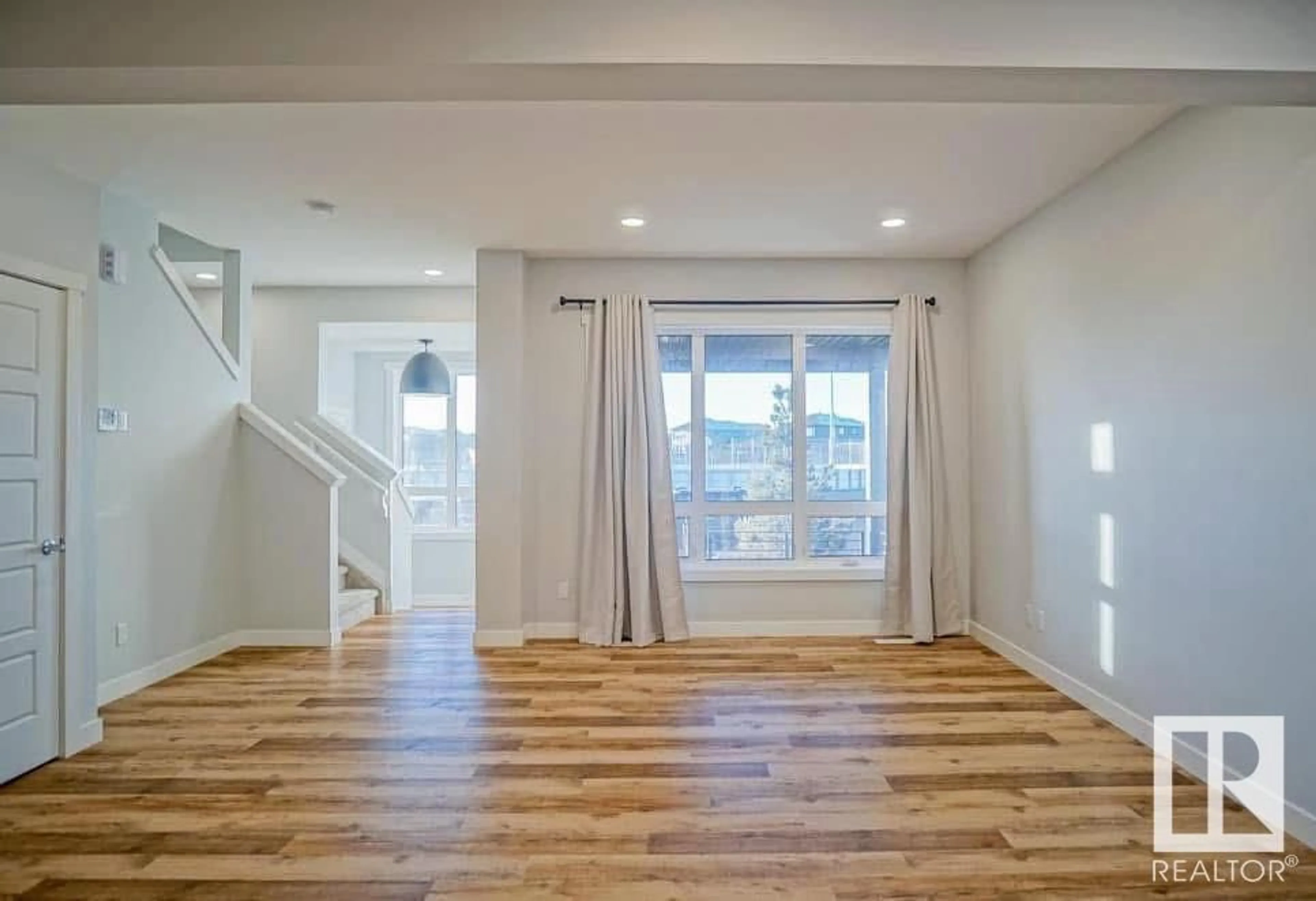 Indoor entryway for 75 GREENFIELD LI, Fort Saskatchewan Alberta T8L0Y1