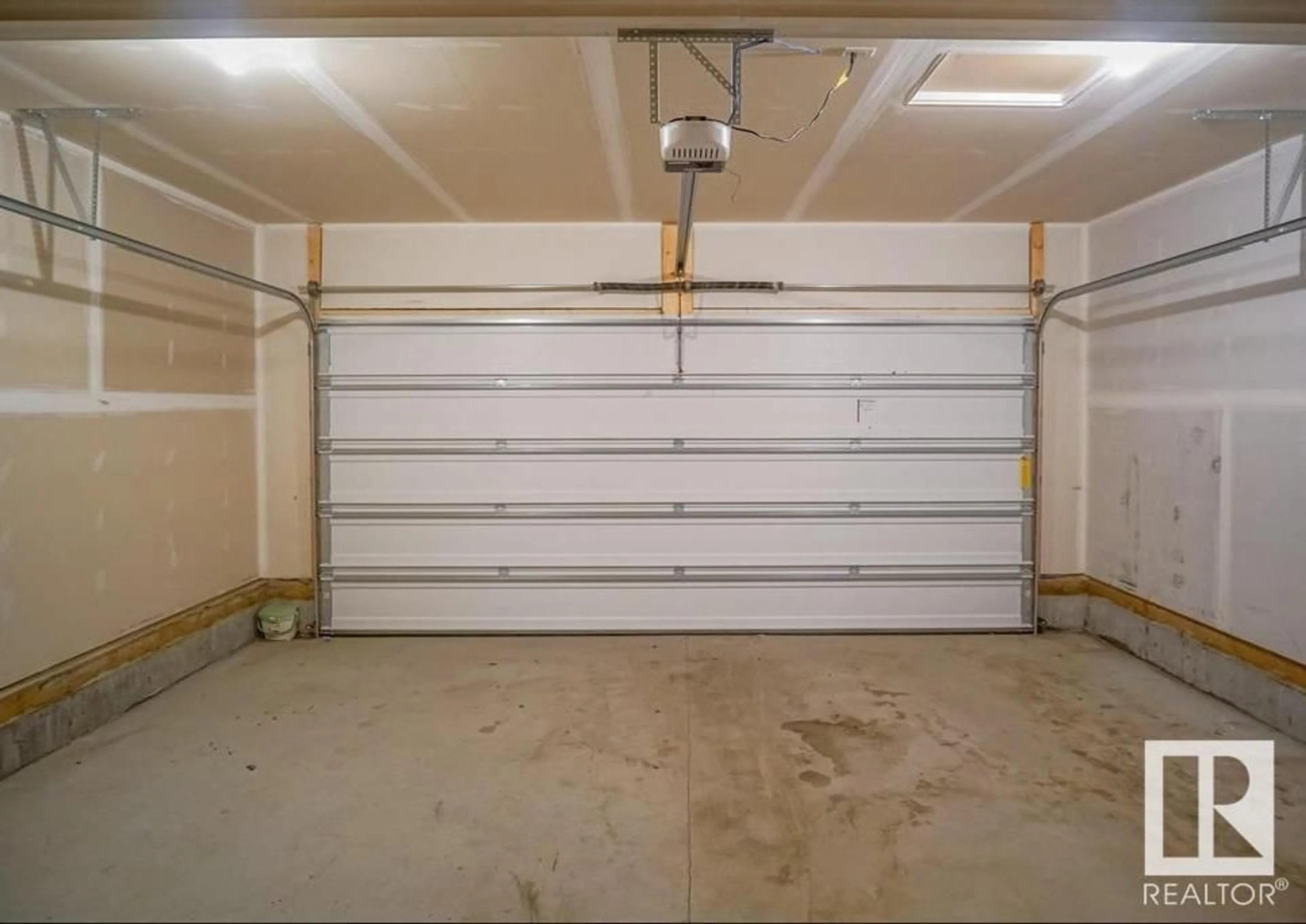 Indoor garage for 75 GREENFIELD LI, Fort Saskatchewan Alberta T8L0Y1