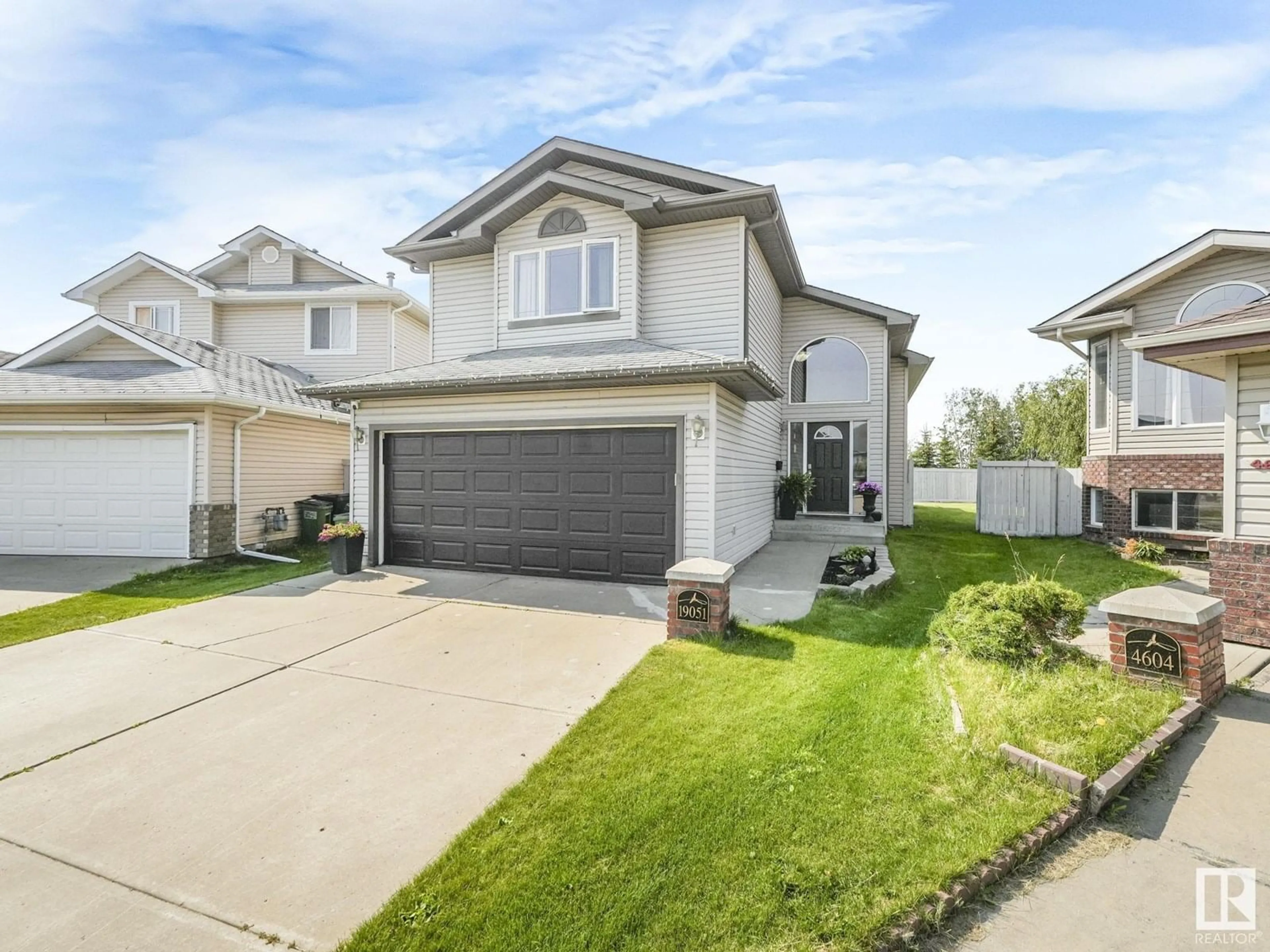 Home with vinyl exterior material, street for NW - 19051 46 AV, Edmonton Alberta T6M2Y2