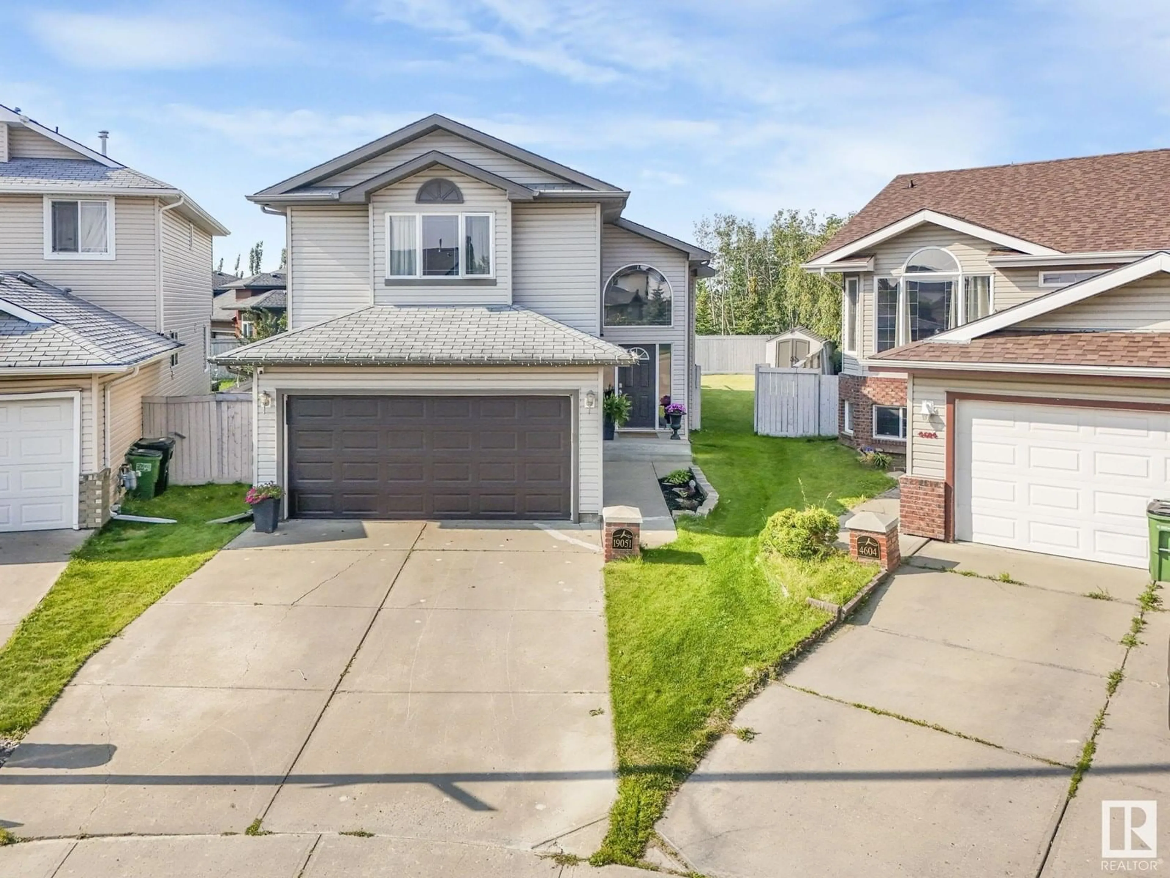A pic from outside/outdoor area/front of a property/back of a property/a pic from drone, street for NW - 19051 46 AV, Edmonton Alberta T6M2Y2