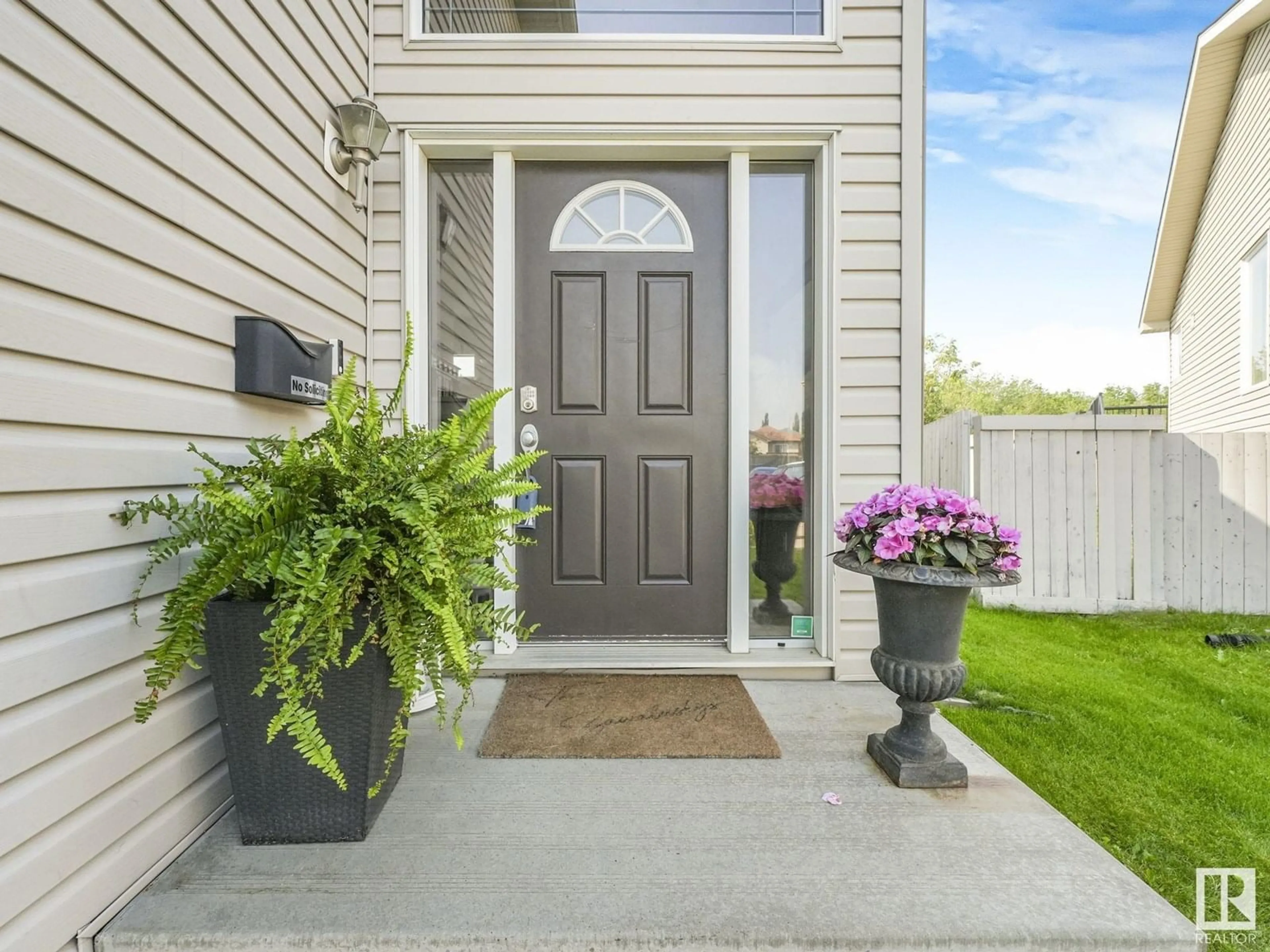 Home with vinyl exterior material, street for NW - 19051 46 AV, Edmonton Alberta T6M2Y2