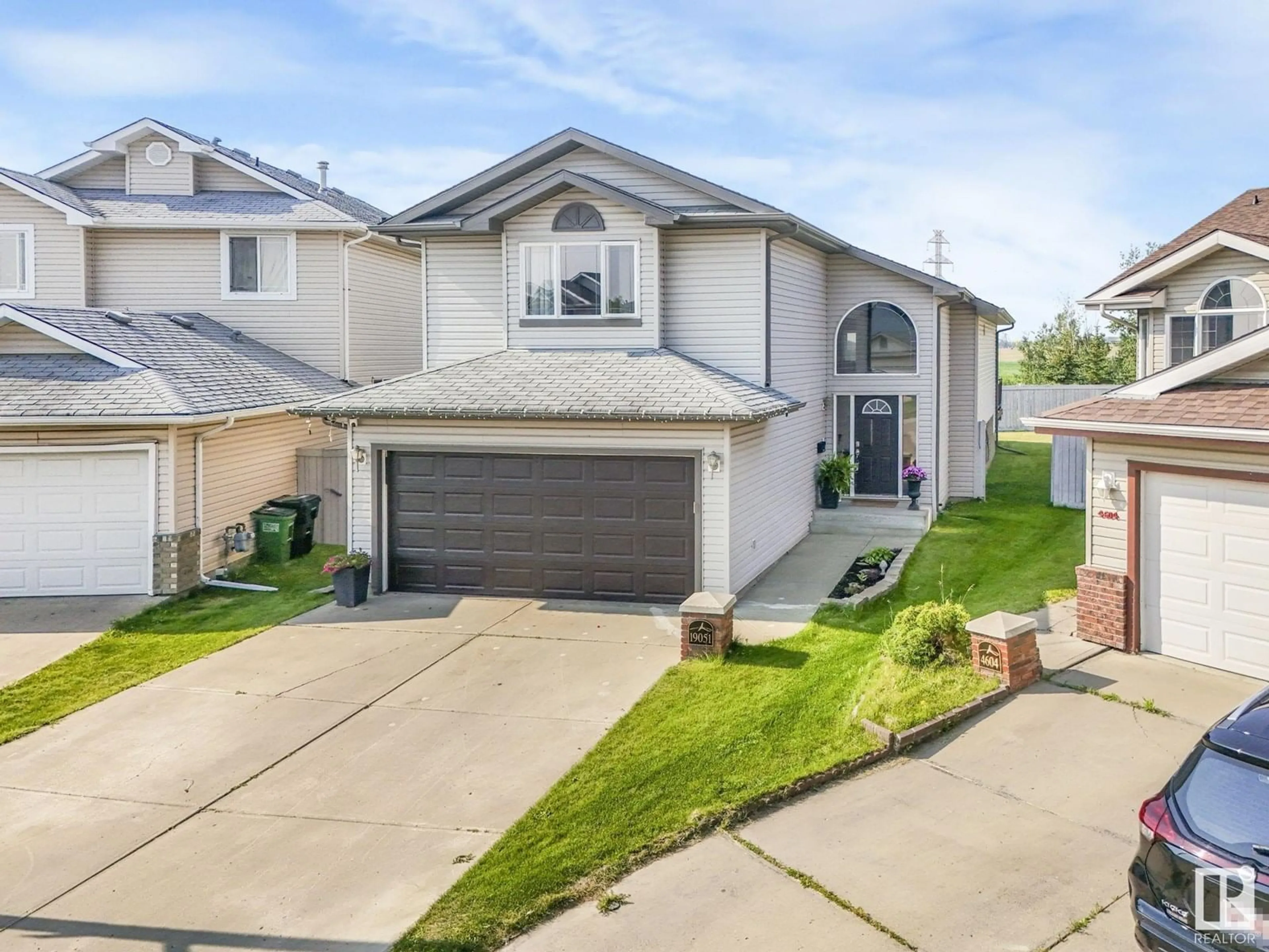 A pic from outside/outdoor area/front of a property/back of a property/a pic from drone, street for NW - 19051 46 AV, Edmonton Alberta T6M2Y2
