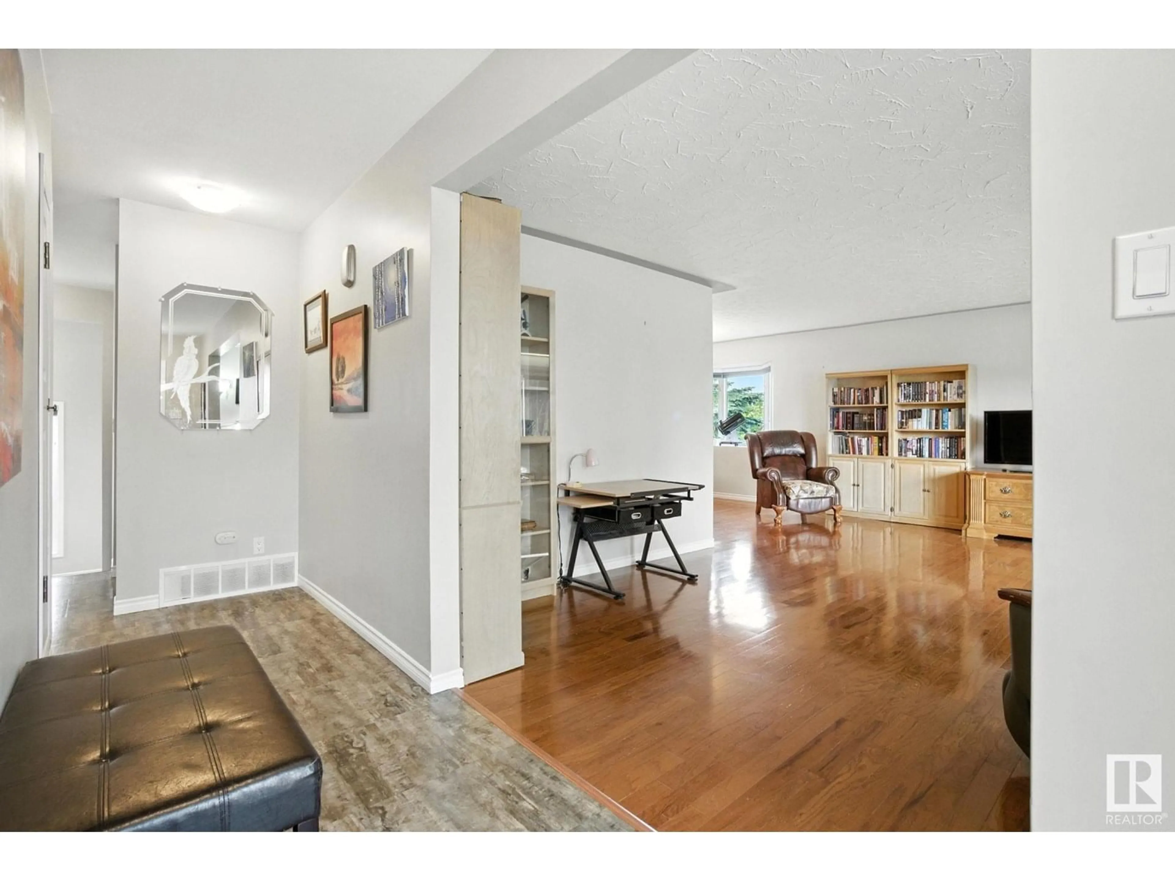 Indoor entryway for NW - 10756 65 ST, Edmonton Alberta T6A2P4