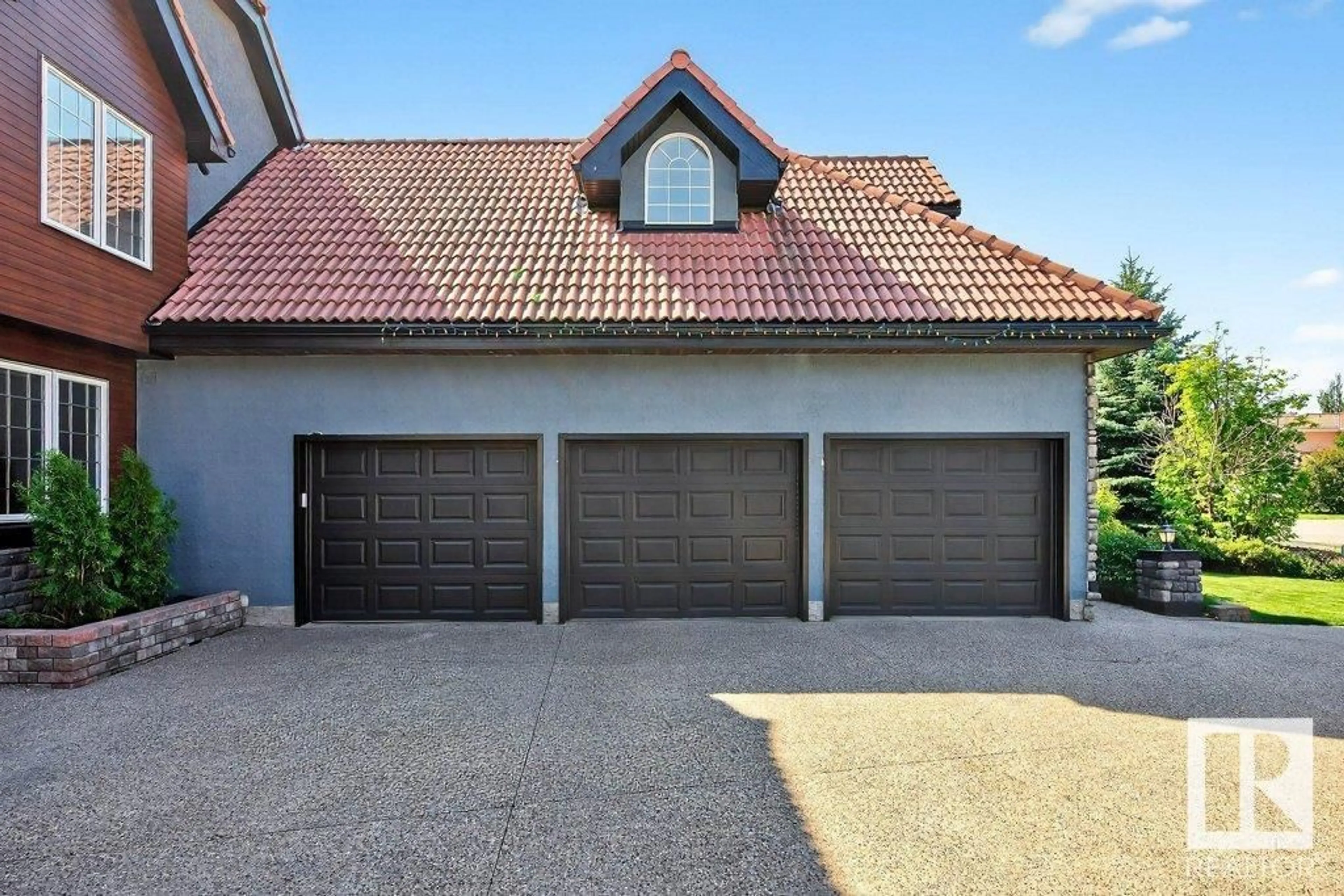 Indoor garage for 690 HENDERSON ST, Edmonton Alberta T6R2R8