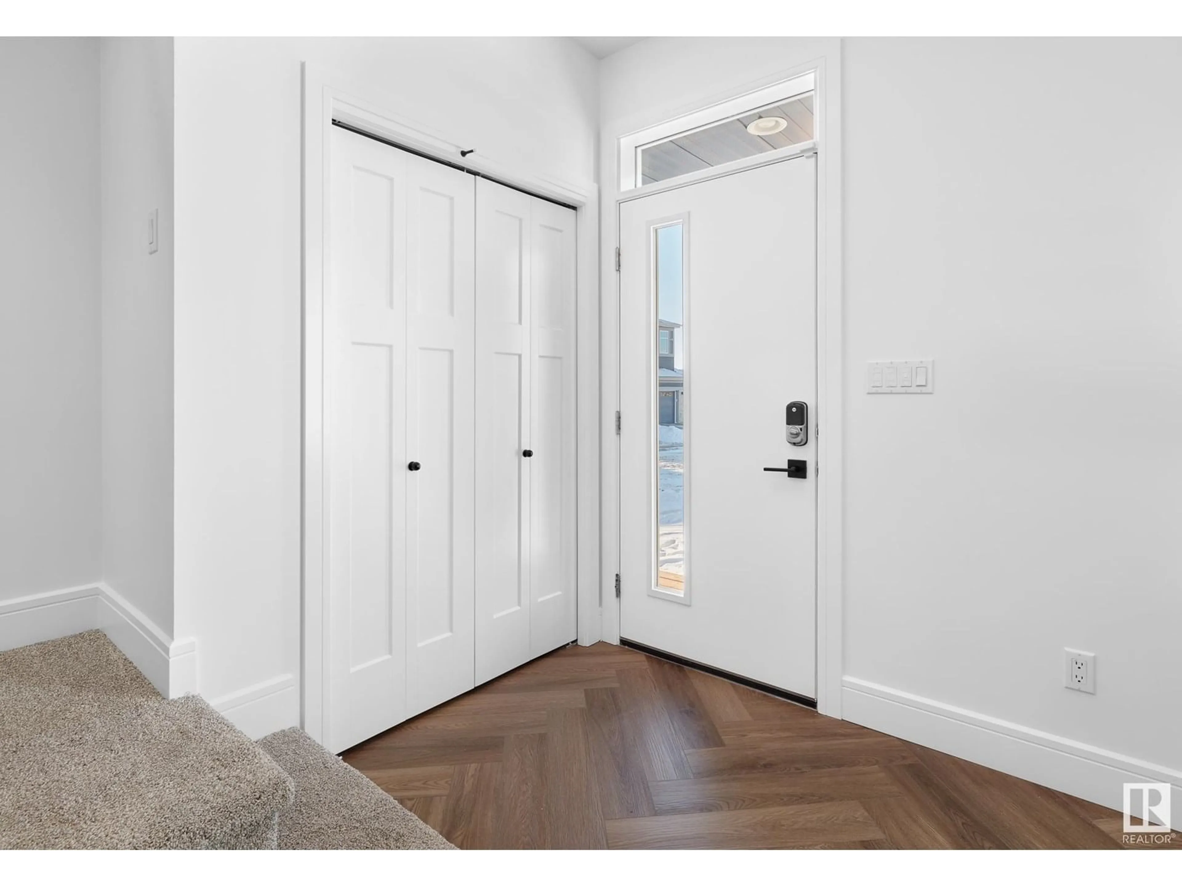 Indoor entryway for 3755 ERLANGER DR, Edmonton Alberta T6M1R9