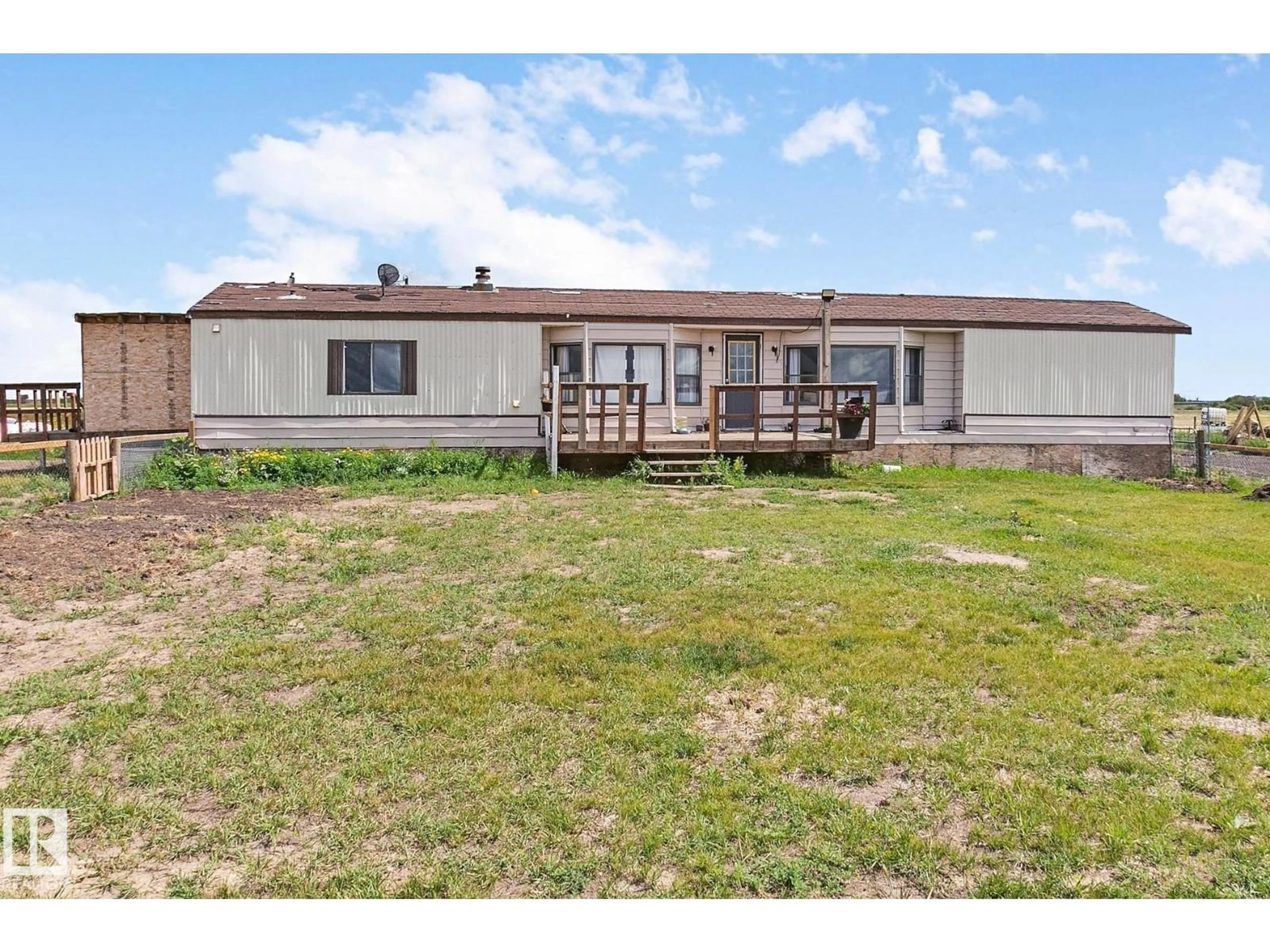 A pic from outside/outdoor area/front of a property/back of a property/a pic from drone, unknown for 13409 HWY 14, Rural Beaver County Alberta T0B4N0