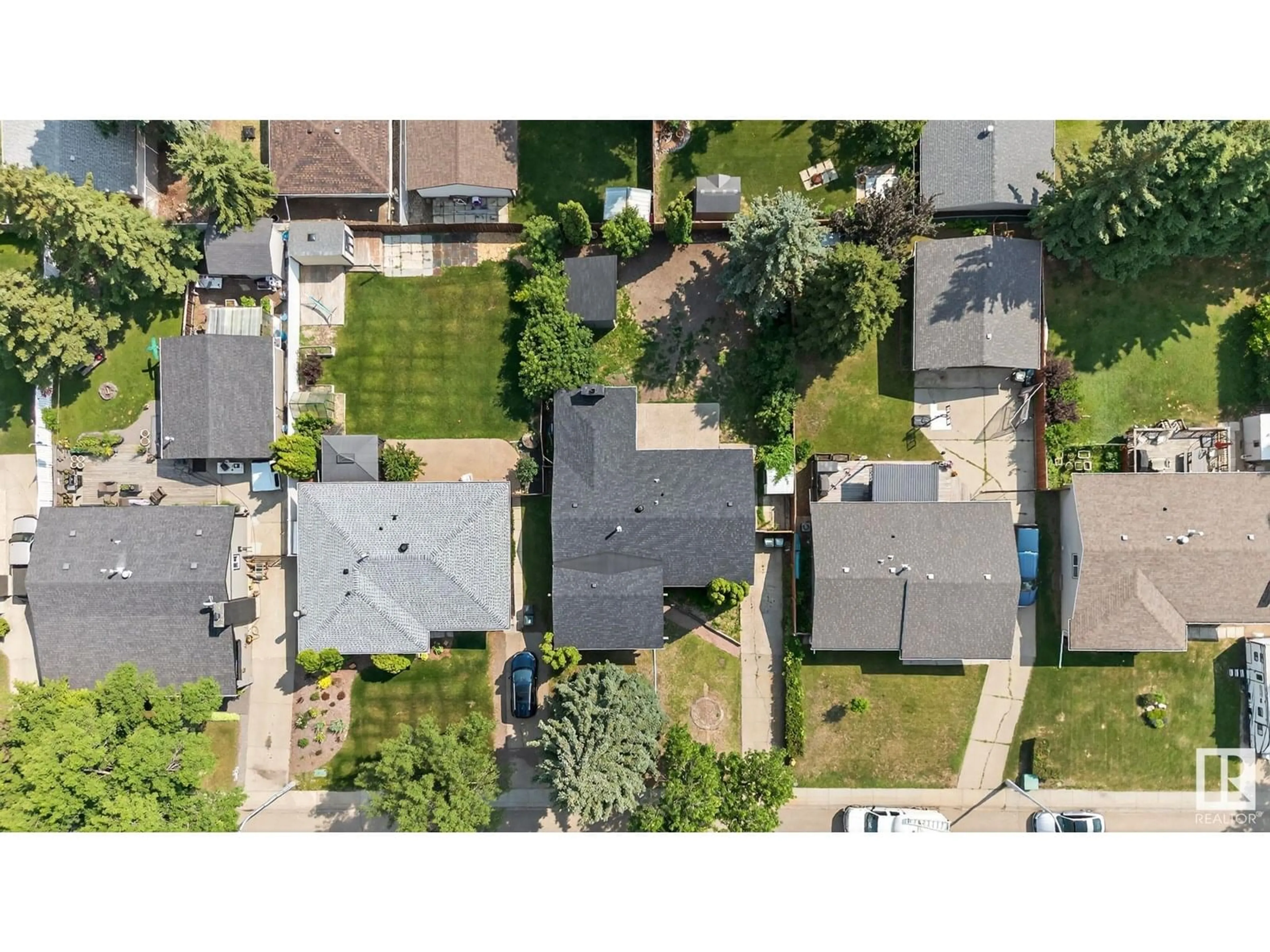 A pic from outside/outdoor area/front of a property/back of a property/a pic from drone, street for 133 GARNET RD, Sherwood Park Alberta T8A2S5