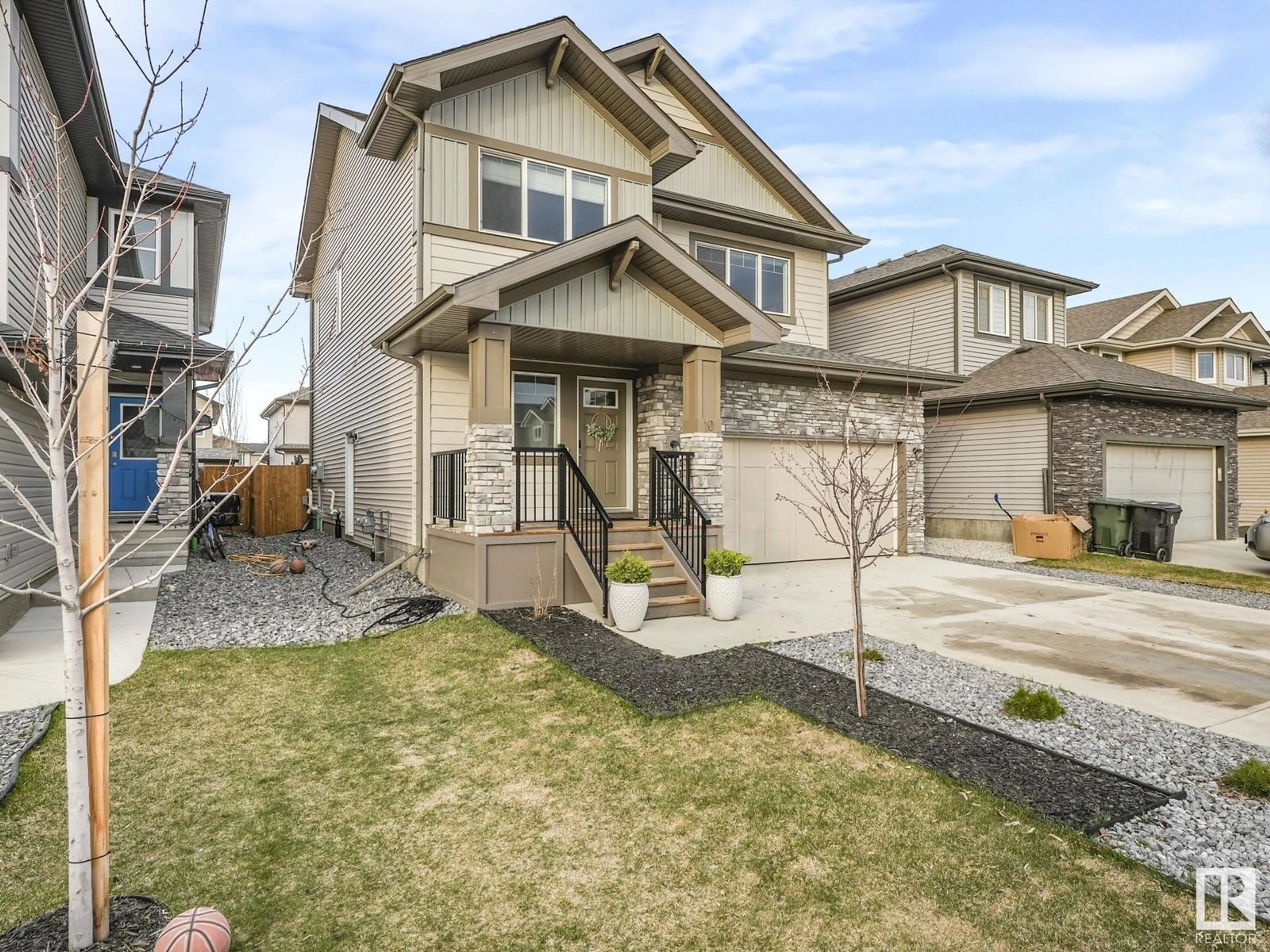 Home with vinyl exterior material, street for 10 AUTUMNWOOD CR, Spruce Grove Alberta T7X0J3