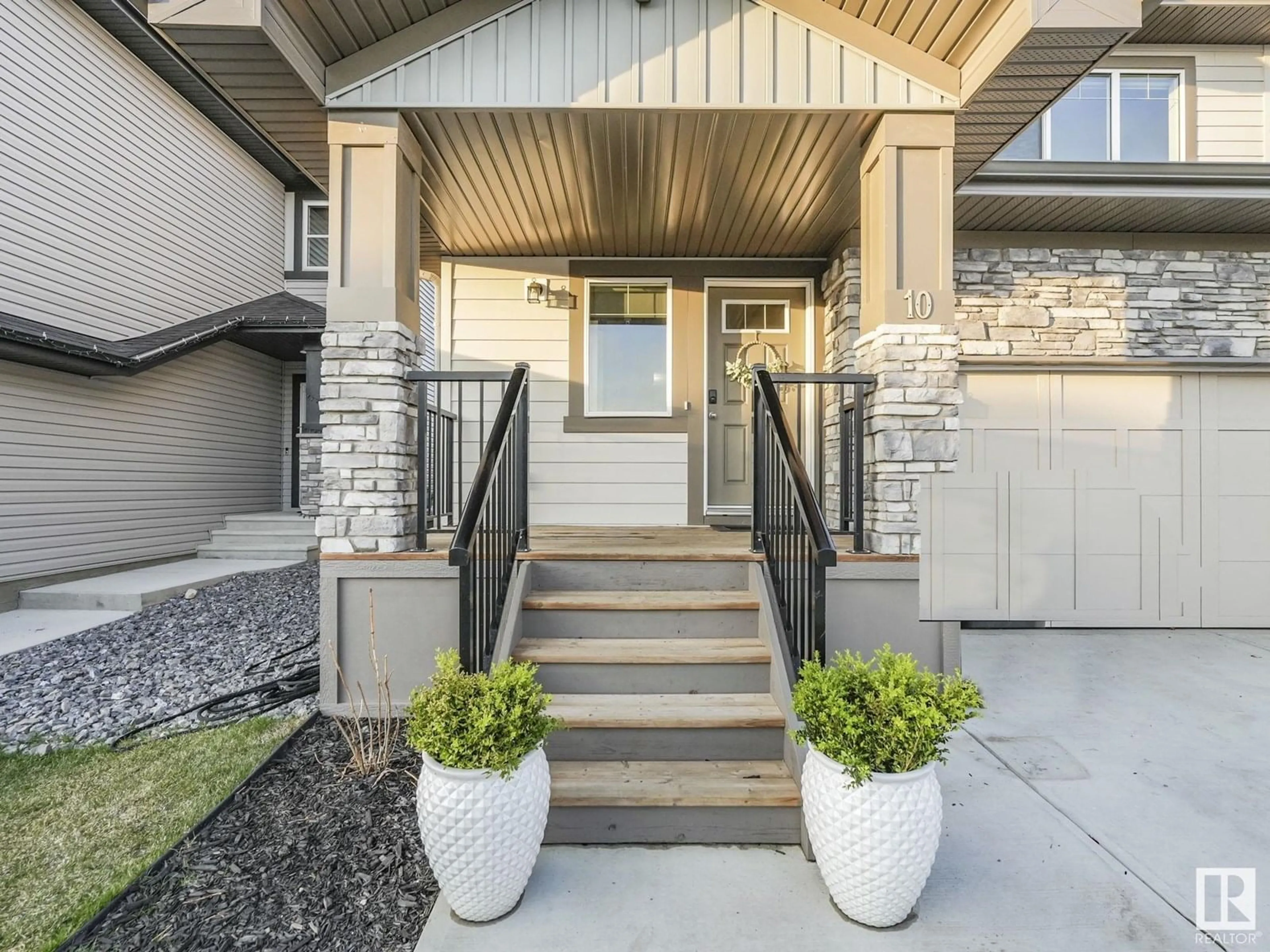 Indoor entryway for 10 AUTUMNWOOD CR, Spruce Grove Alberta T7X0J3