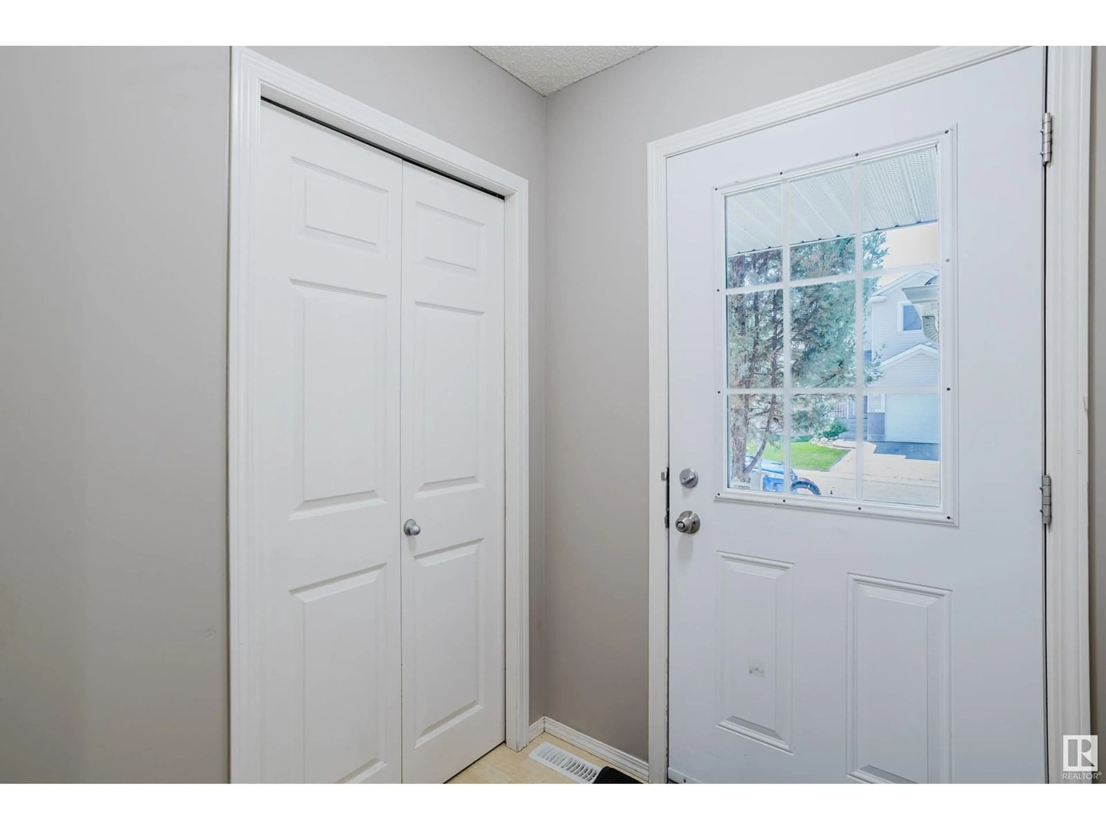 Indoor entryway for #22 - 287 MACEWAN RD, Edmonton Alberta T6W1T4