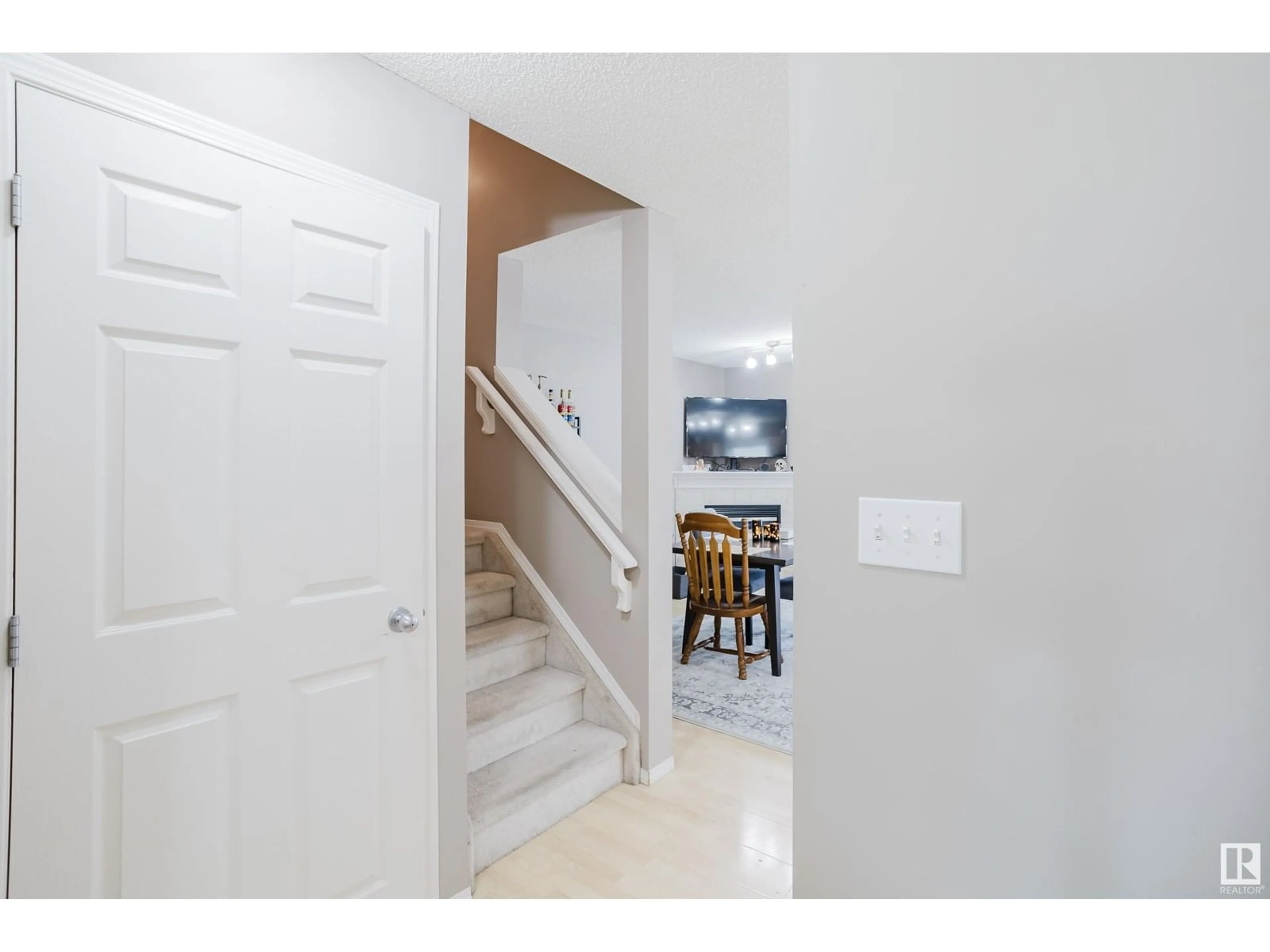 Indoor entryway for #22 - 287 MACEWAN RD, Edmonton Alberta T6W1T4