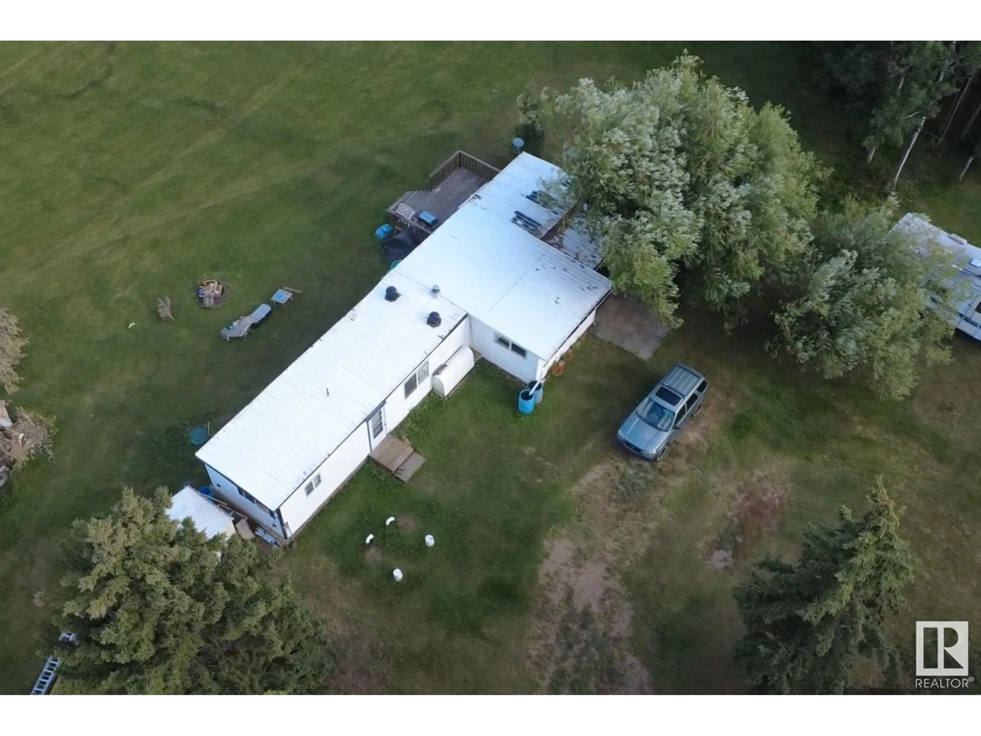 A pic from outside/outdoor area/front of a property/back of a property/a pic from drone, building for 53045 RGE ROAD 215, Rural Strathcona County Alberta T8A2E5