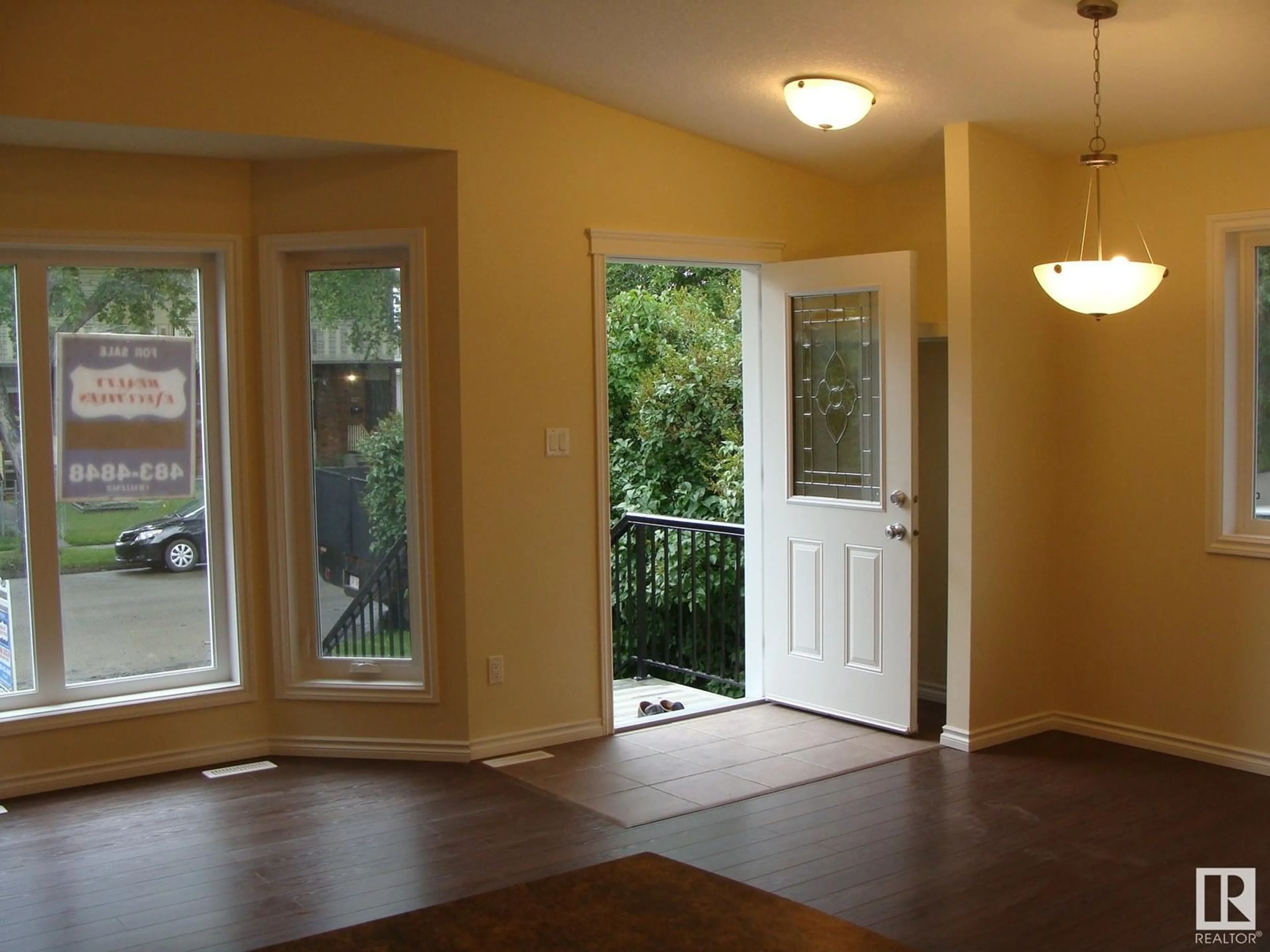 Indoor entryway for NW - 12124 122 ST, Edmonton Alberta T5L0C8