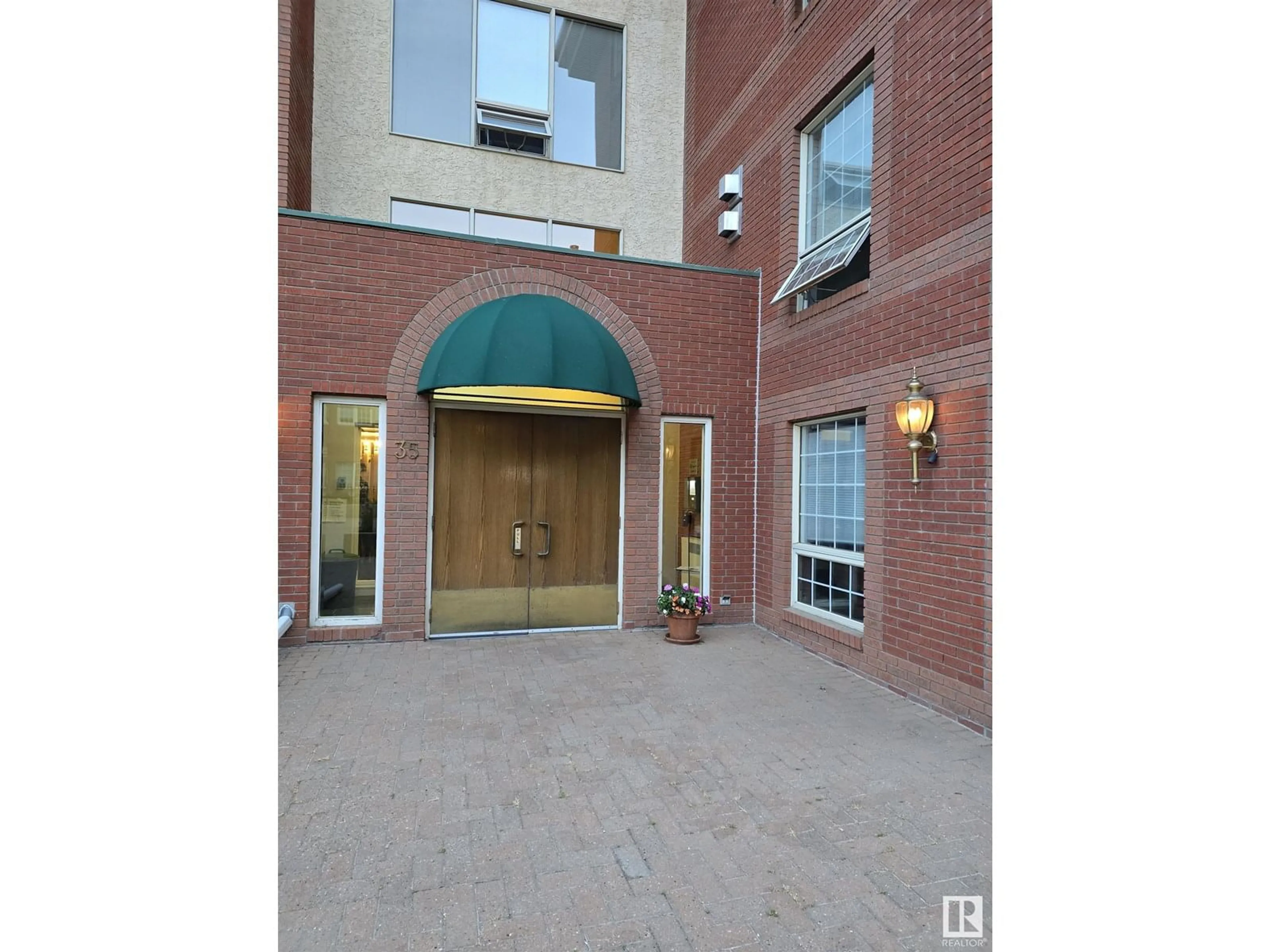 Indoor foyer for 405 SIR WINSTON CHURCHILL AV, St. Albert Alberta T8N0G3
