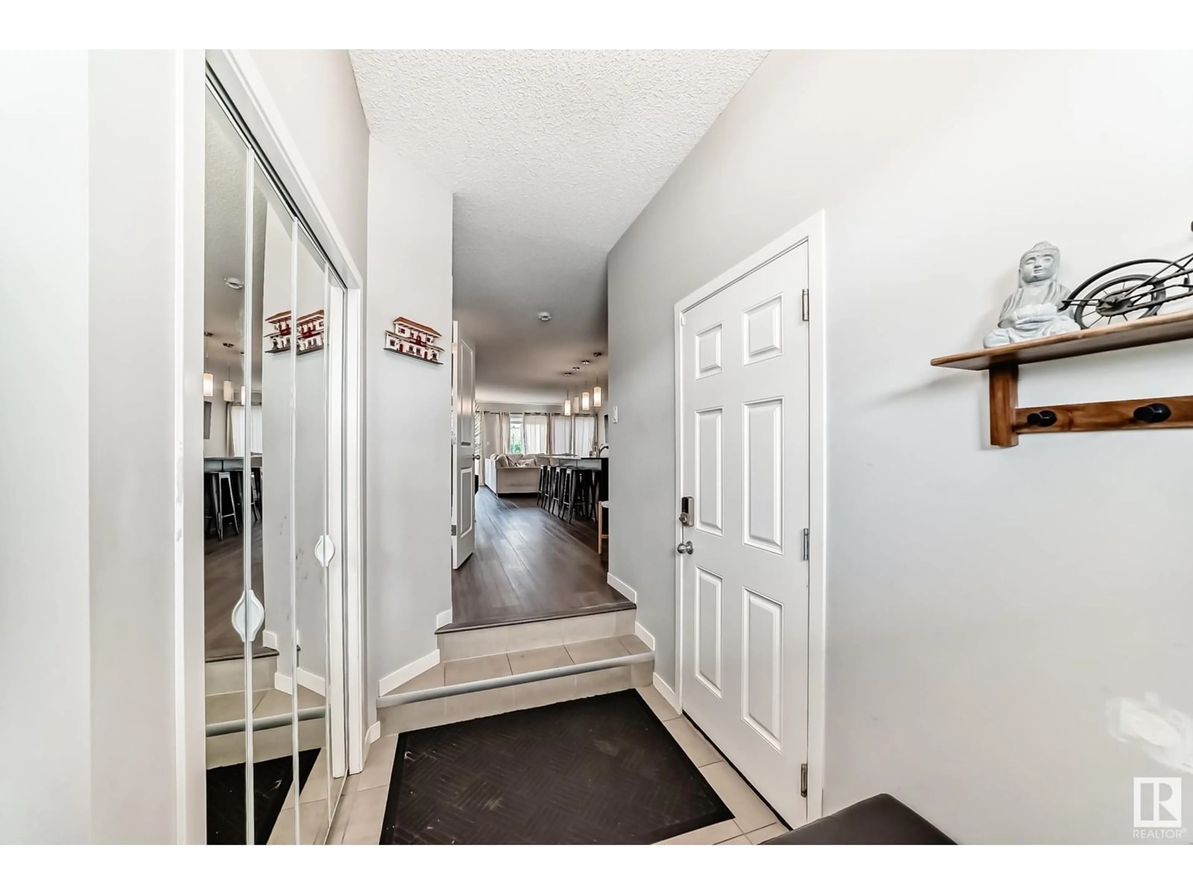 Indoor entryway for 2333 82 ST, Edmonton Alberta T6X2J7