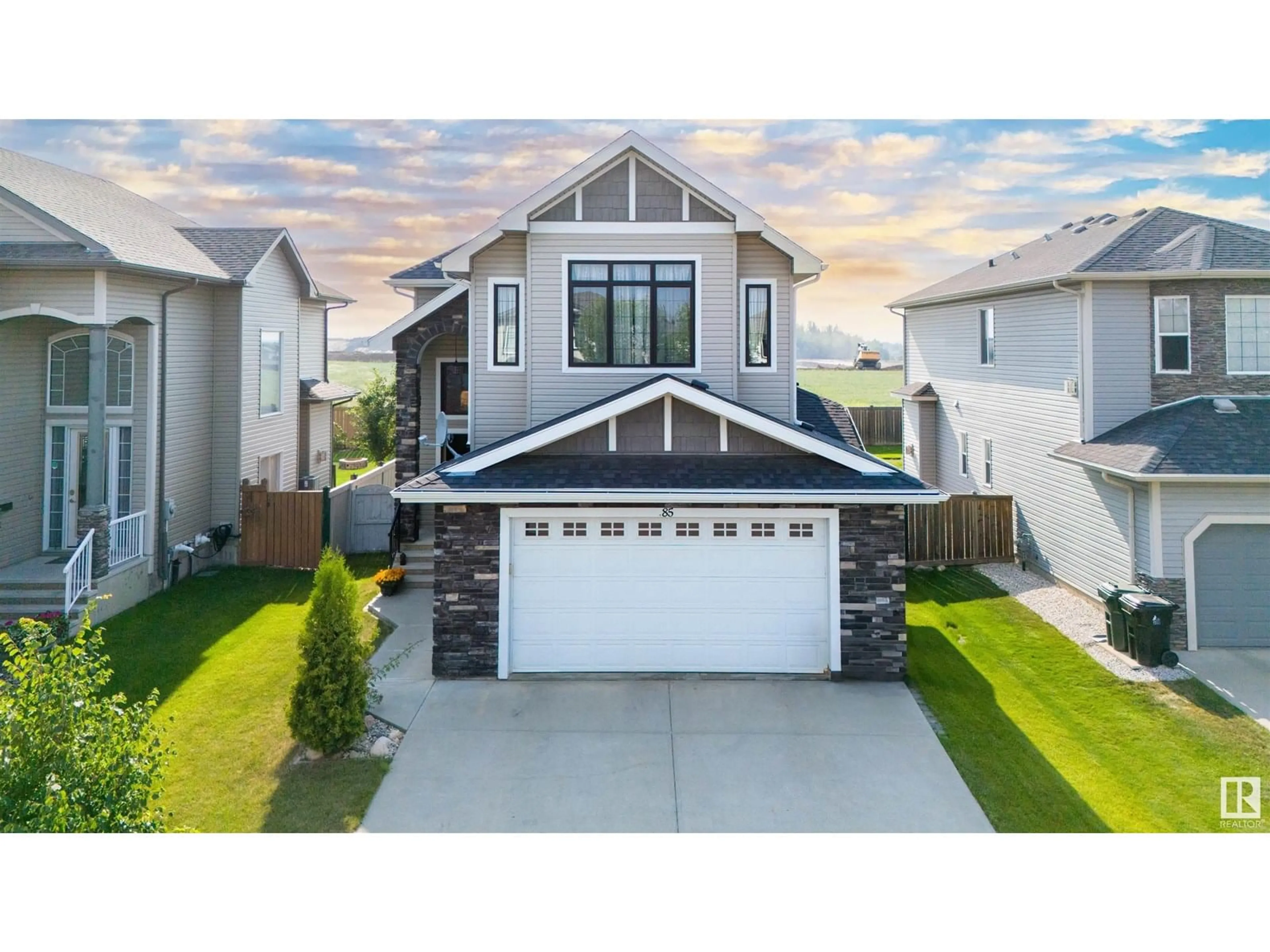 Home with vinyl exterior material, street for 85 LAMPLIGHT DR, Spruce Grove Alberta T7X0G8