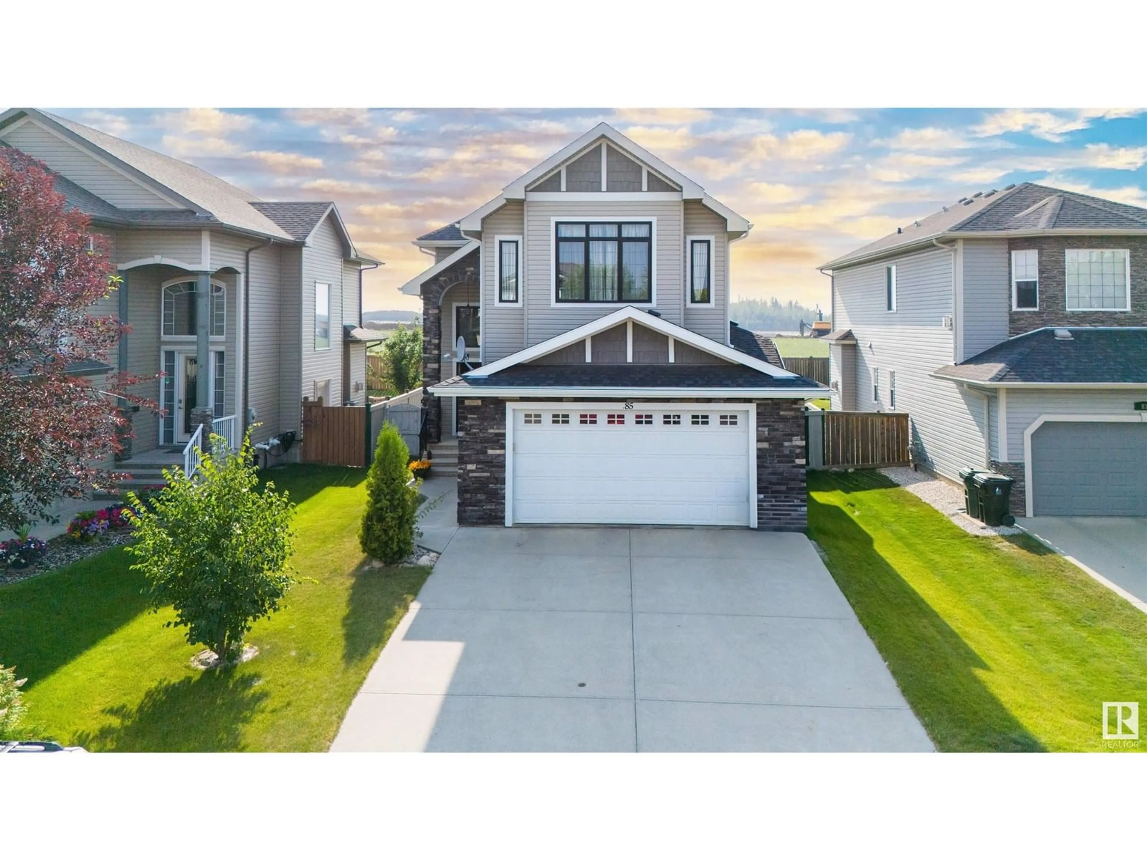 Home with vinyl exterior material, street for 85 LAMPLIGHT DR, Spruce Grove Alberta T7X0G8