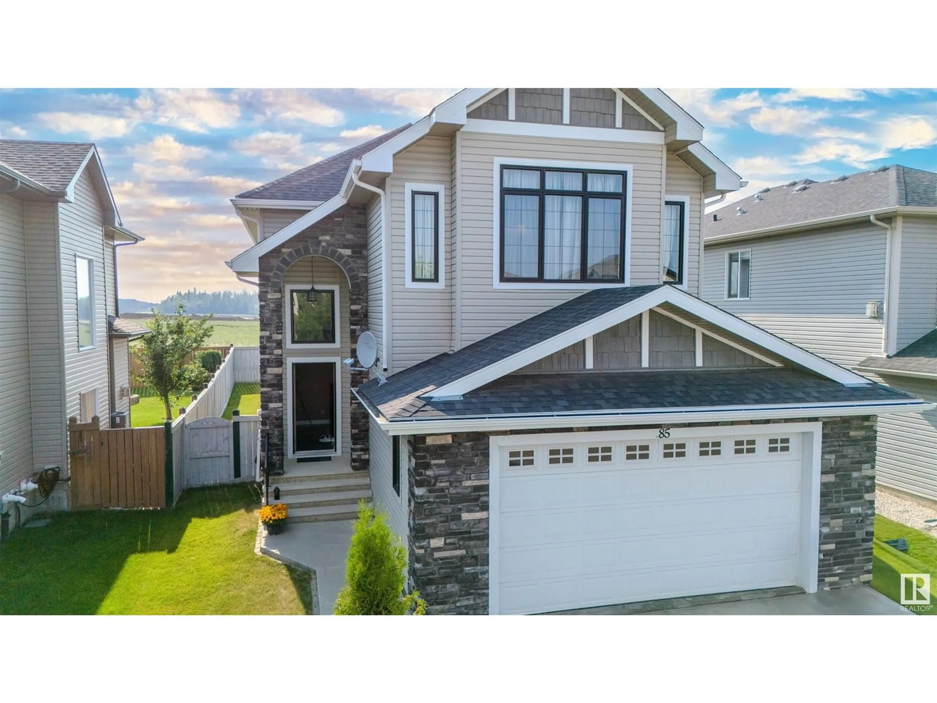 Home with vinyl exterior material, street for 85 LAMPLIGHT DR, Spruce Grove Alberta T7X0G8