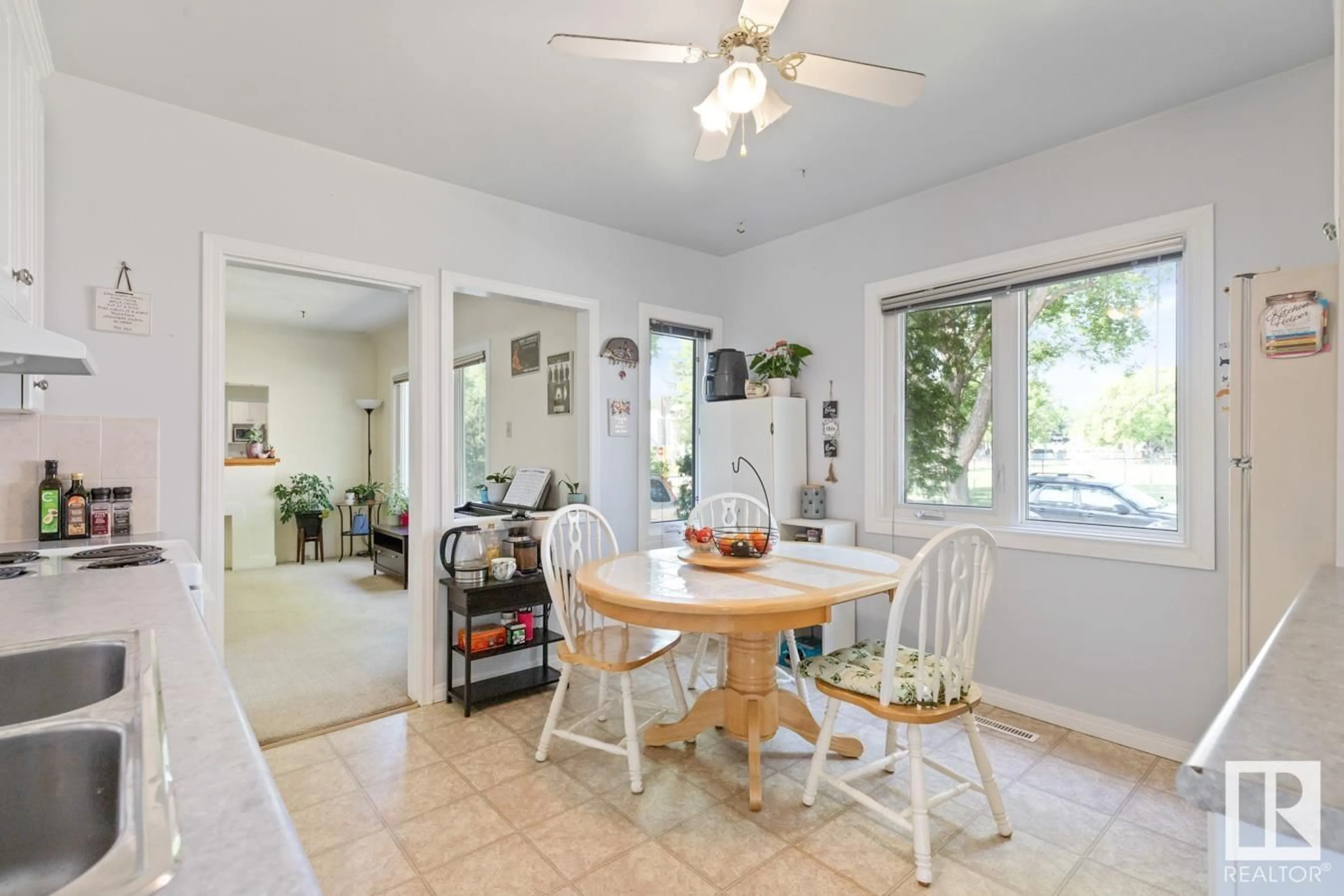 Dining room, ceramic/tile floor for 11905 39 ST, Edmonton Alberta T5W2J6