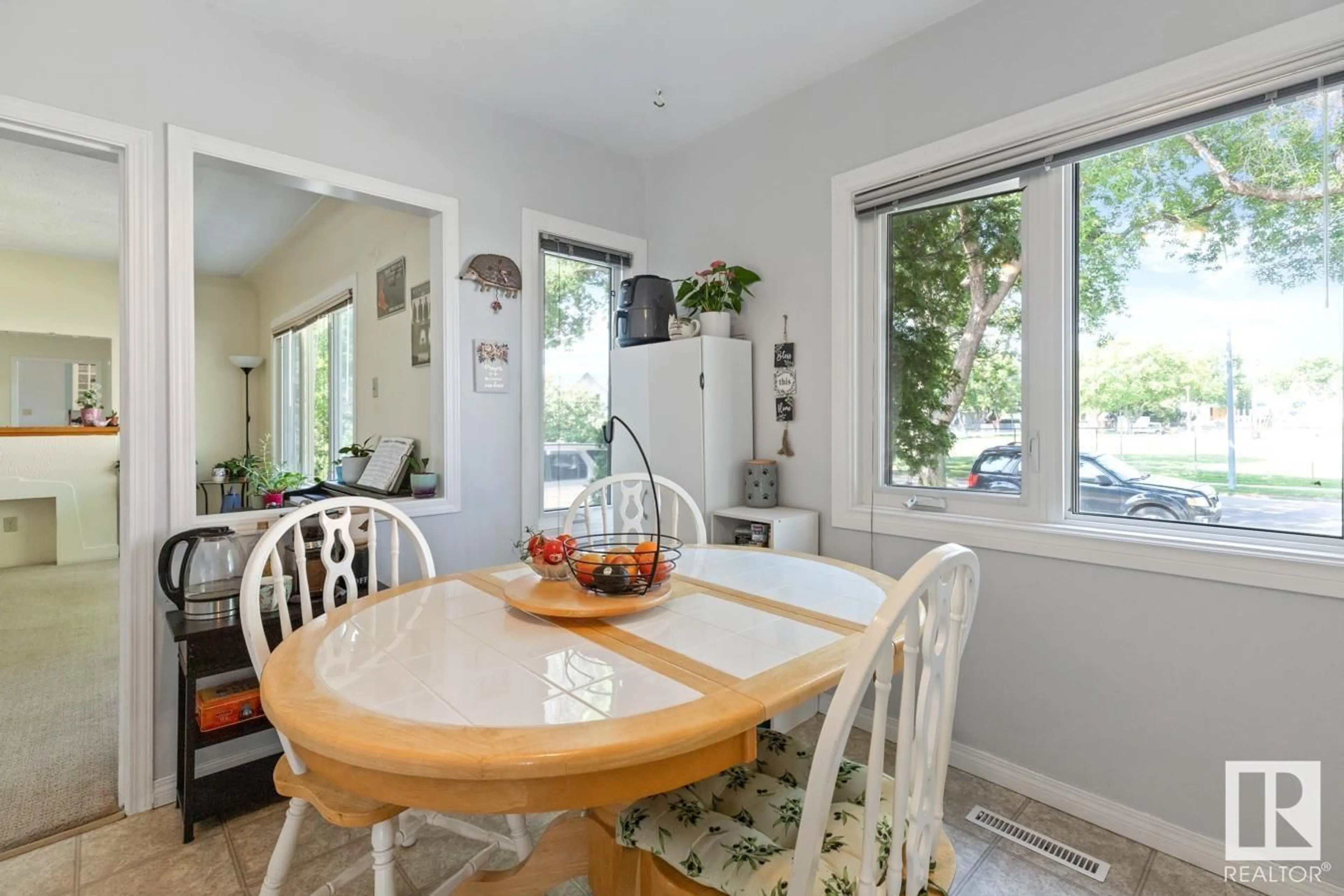Dining room, unknown for 11905 39 ST, Edmonton Alberta T5W2J6