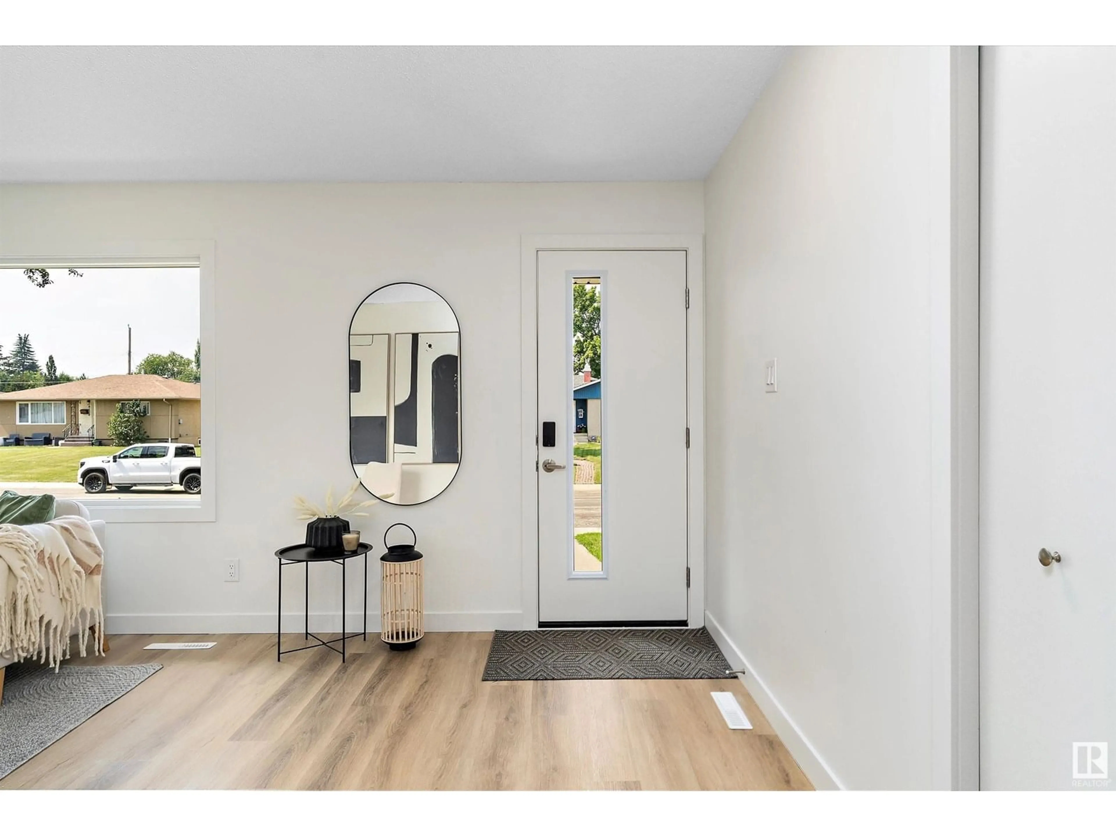 Indoor entryway for 8507 54 ST, Edmonton Alberta T6B1H2