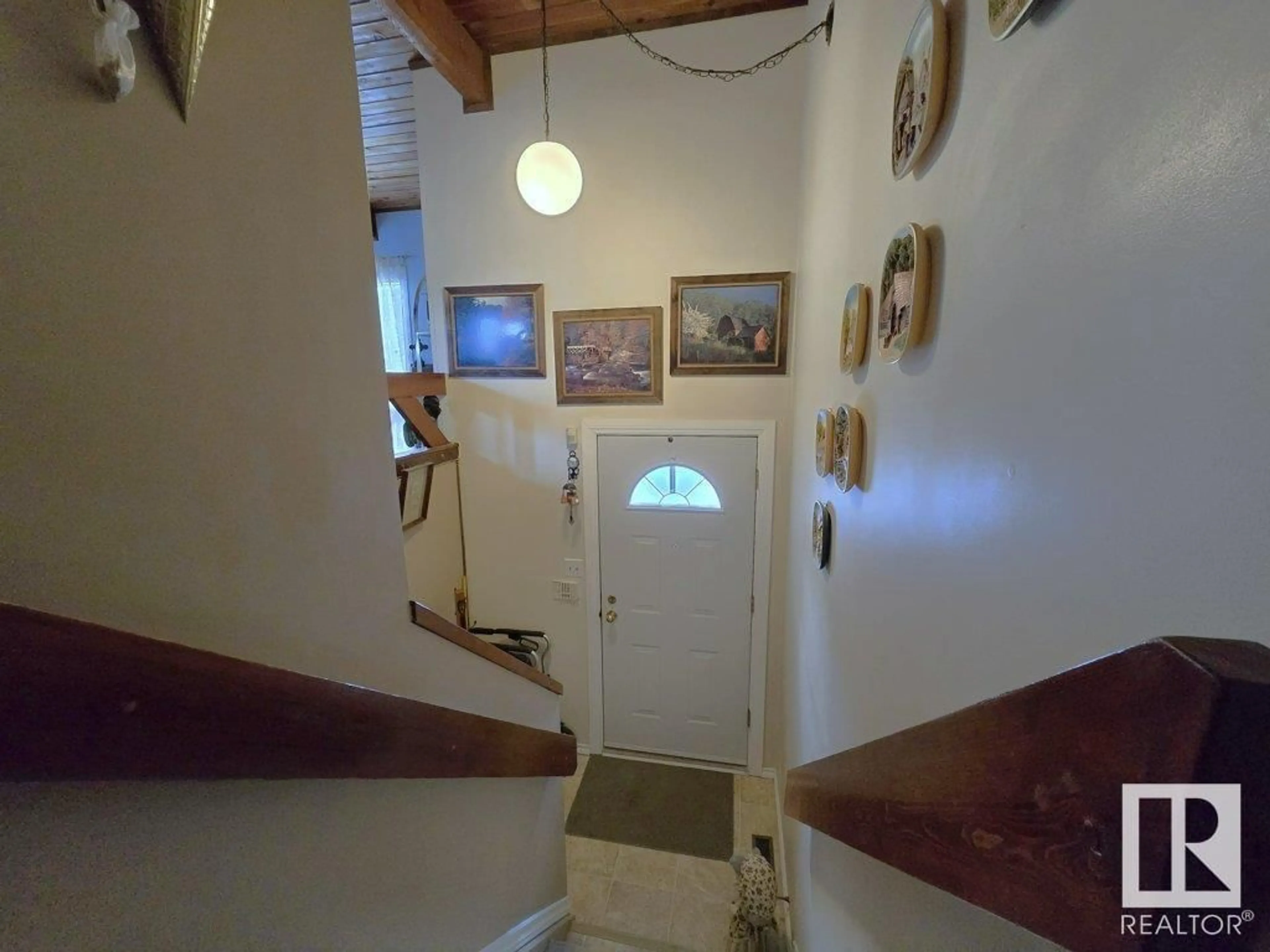 Indoor foyer for 14 NORTHWOODS VG, Edmonton Alberta T5X1T2