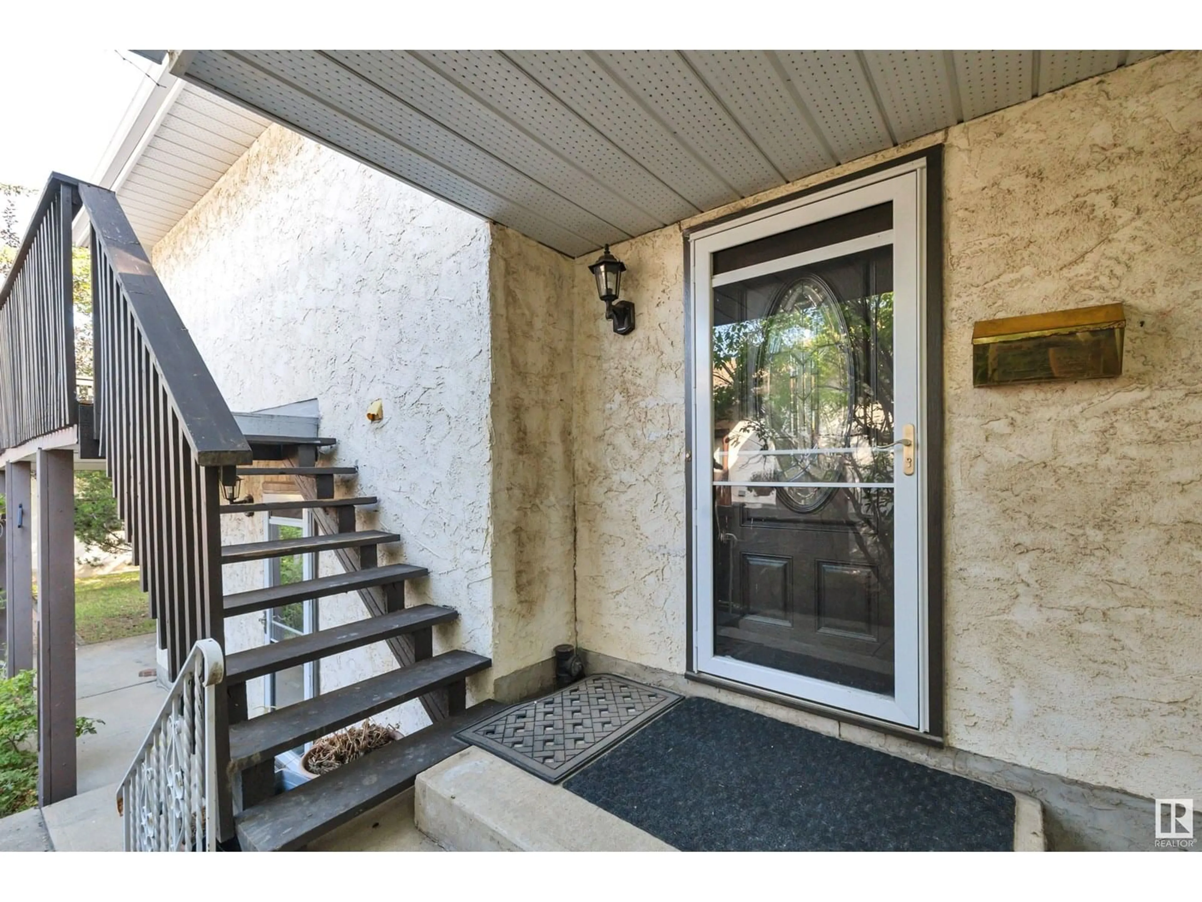 Indoor entryway for 3940 62 ST, Edmonton Alberta T6L1A6