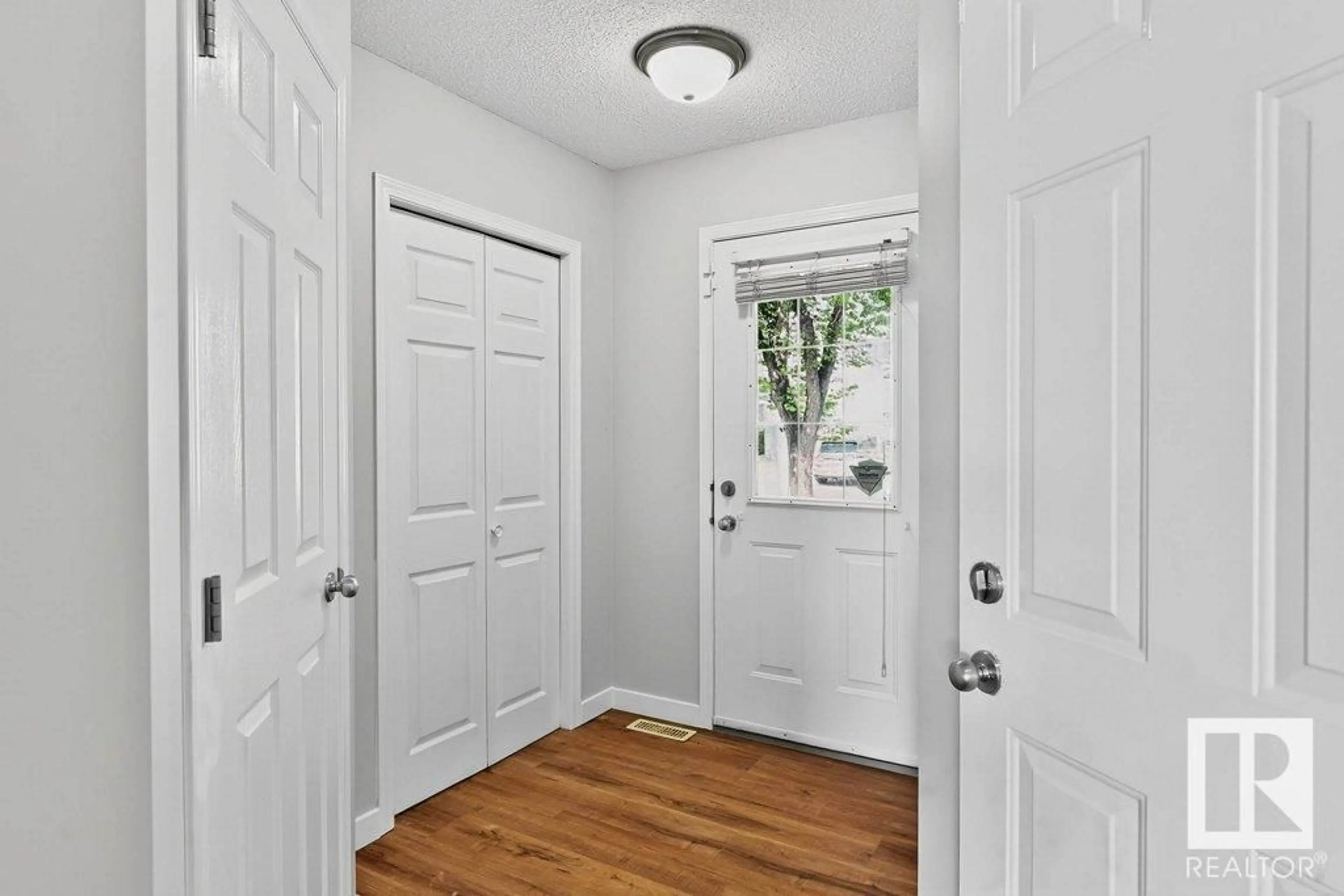 Indoor entryway for #3 - 2021 GRANTHAM CO, Edmonton Alberta T5T6V7