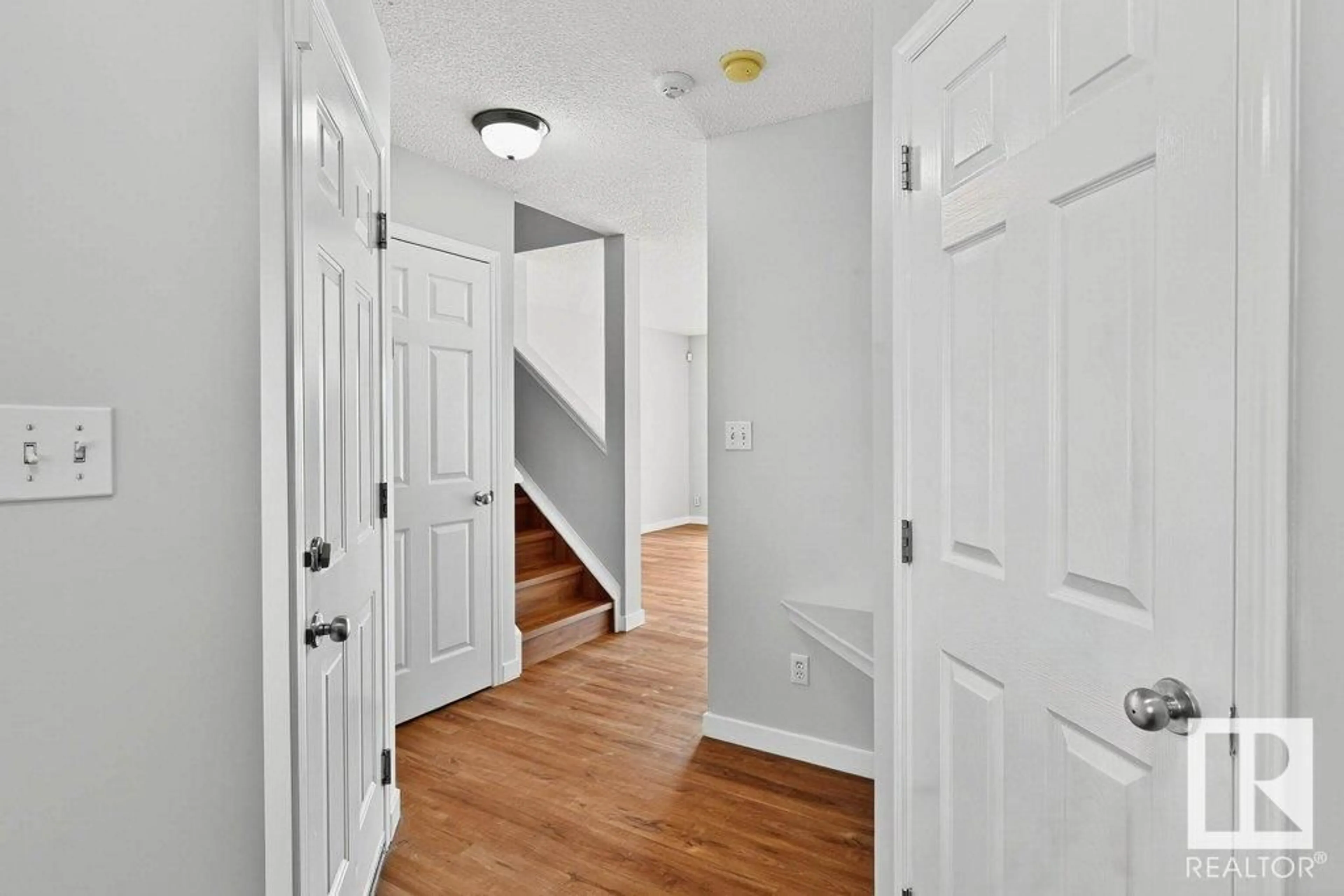 Indoor entryway for #3 - 2021 GRANTHAM CO, Edmonton Alberta T5T6V7