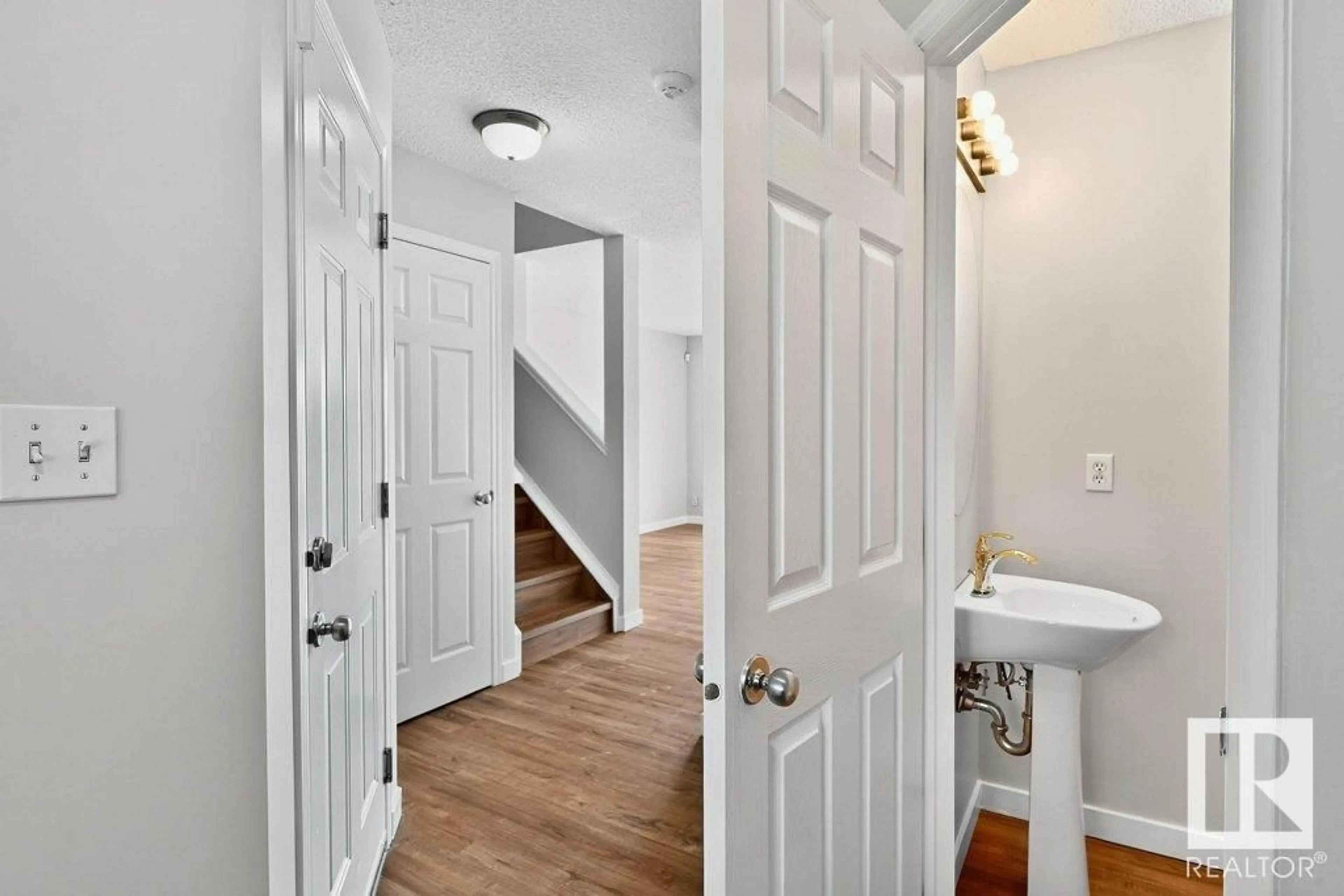 Indoor entryway for #3 - 2021 GRANTHAM CO, Edmonton Alberta T5T6V7