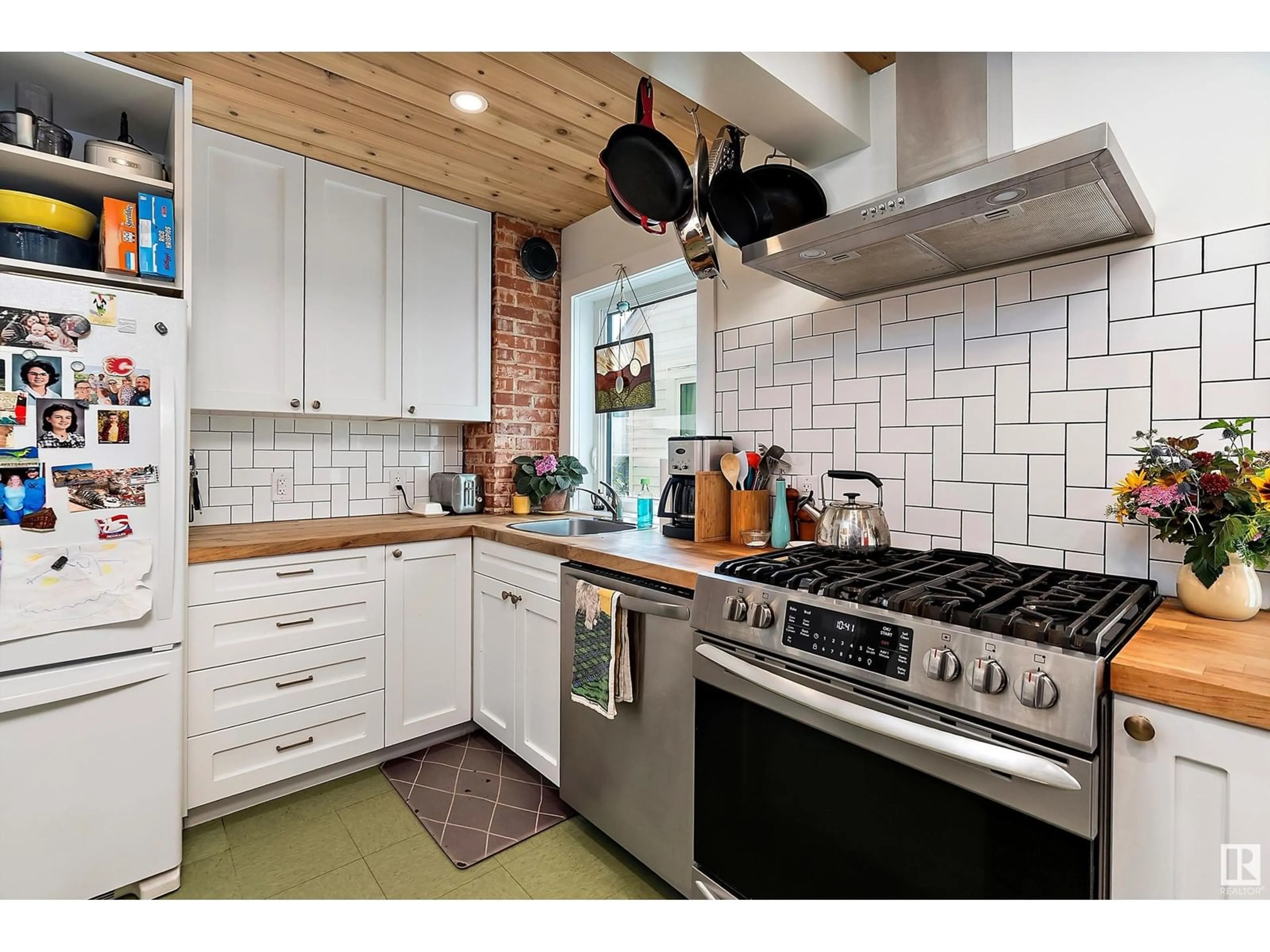 Unknown for 11241 90 ST, Edmonton Alberta T5B3X3