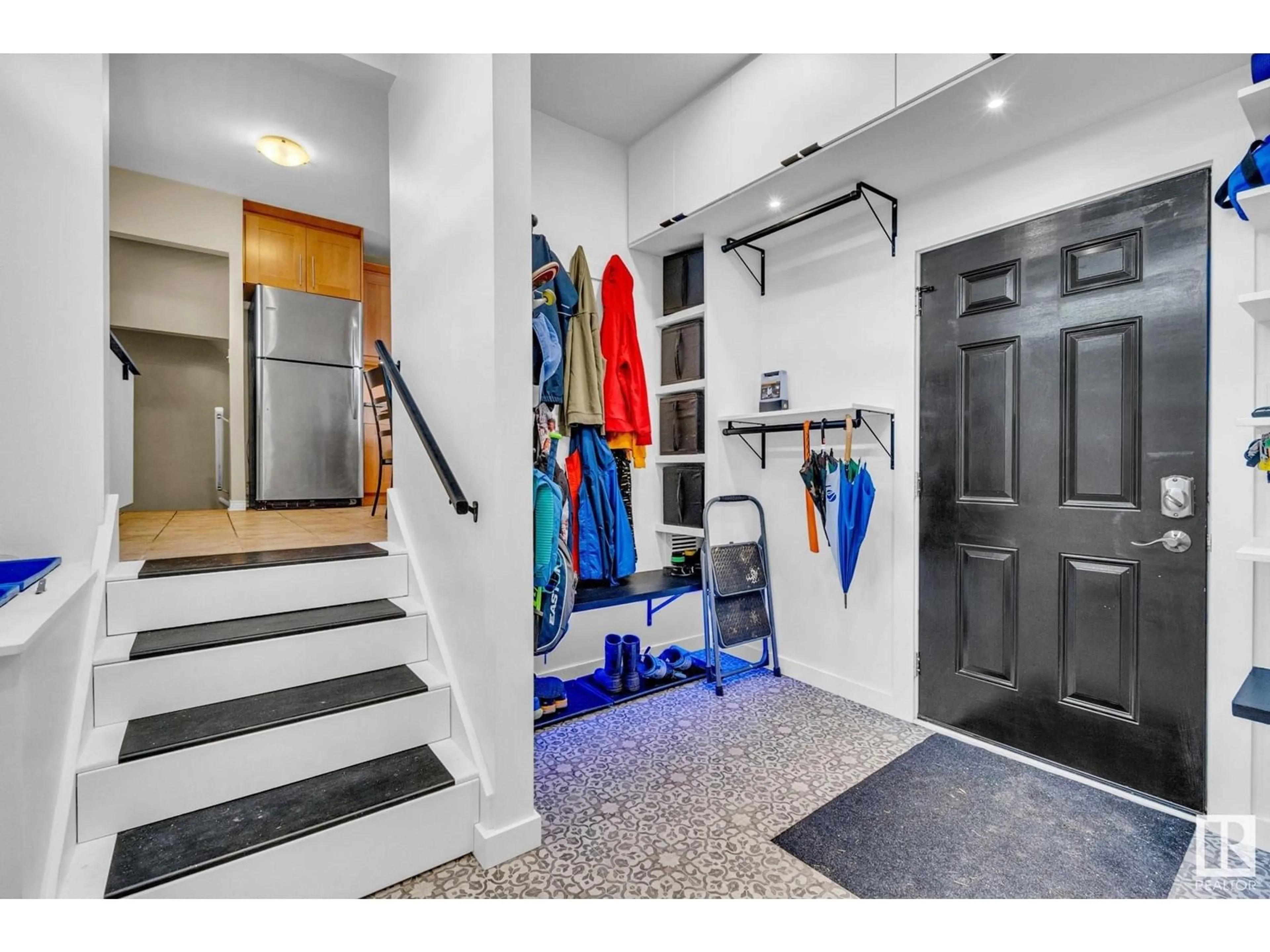 Indoor entryway for 10950 117 ST, Edmonton Alberta T5H3N6