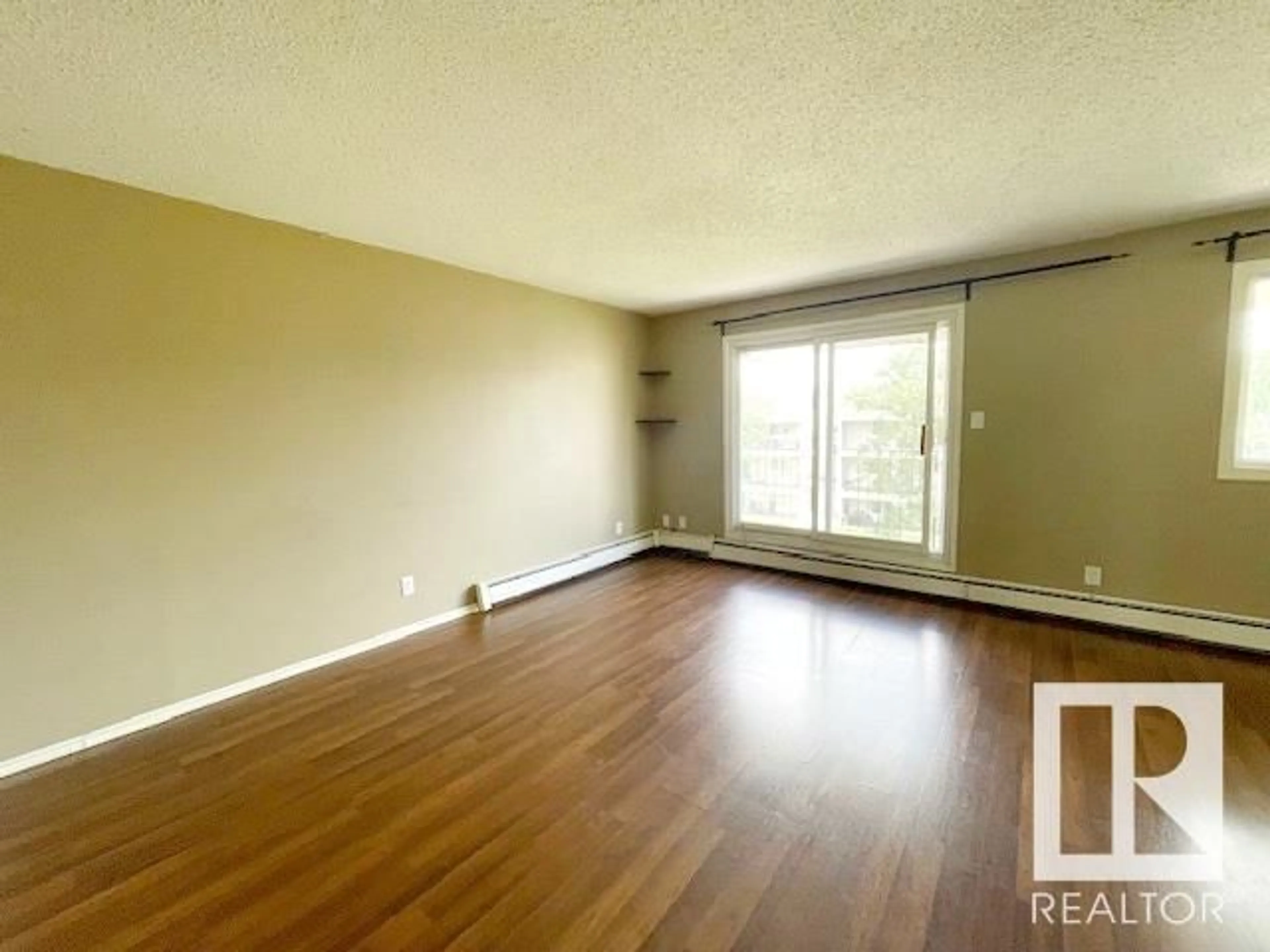 A pic of a room for #5 - 3803 76 ST, Edmonton Alberta T6K2P4