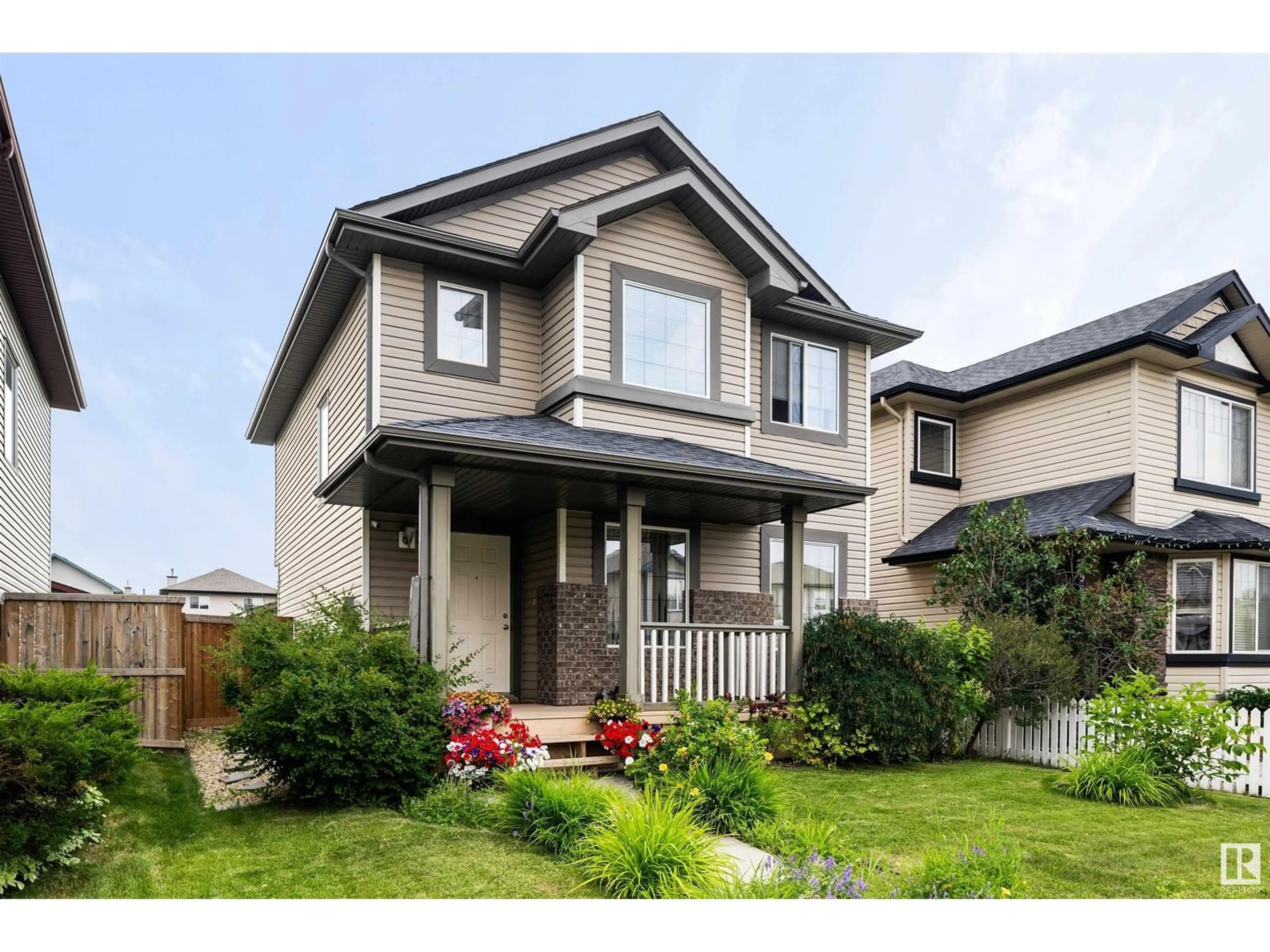 Home with vinyl exterior material, street for 9210 SCOTT LN, Edmonton Alberta T6R0E7