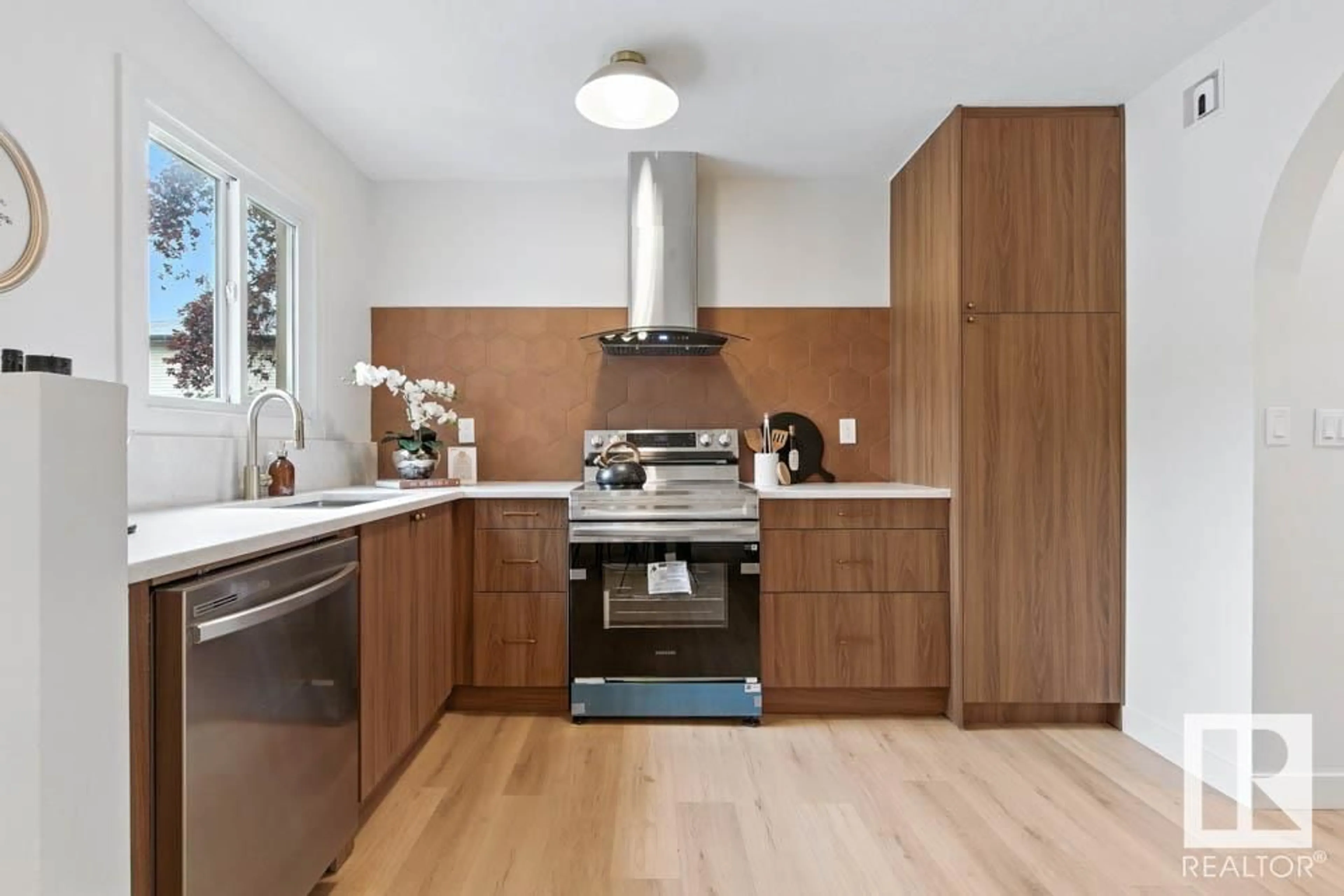 Contemporary kitchen, wood/laminate floor for 14025 30 ST, Edmonton Alberta T5Y1R5