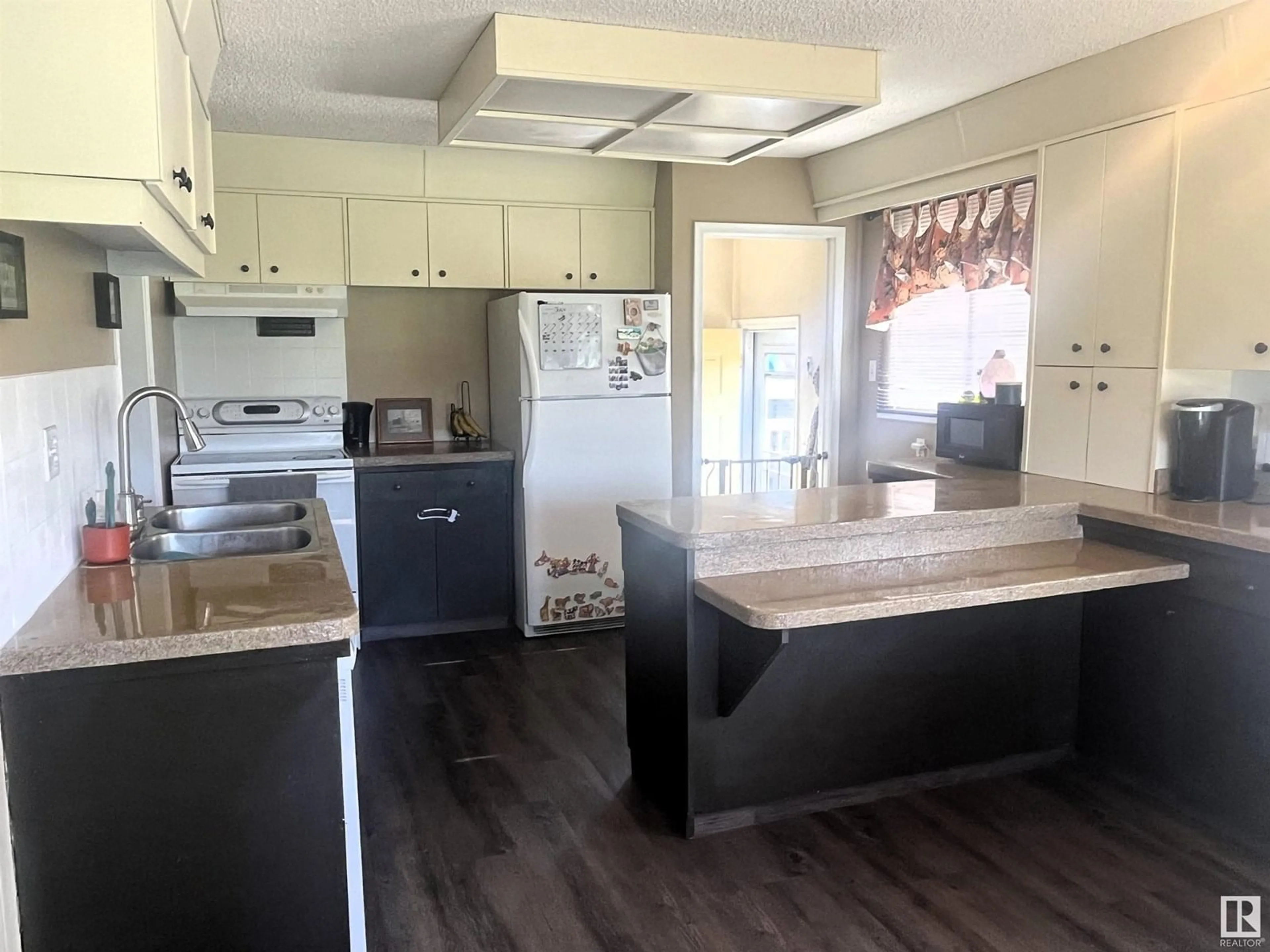 Open concept kitchen, unknown for 53421A RGE RD 133A, Rural Yellowhead Alberta T7E5G4