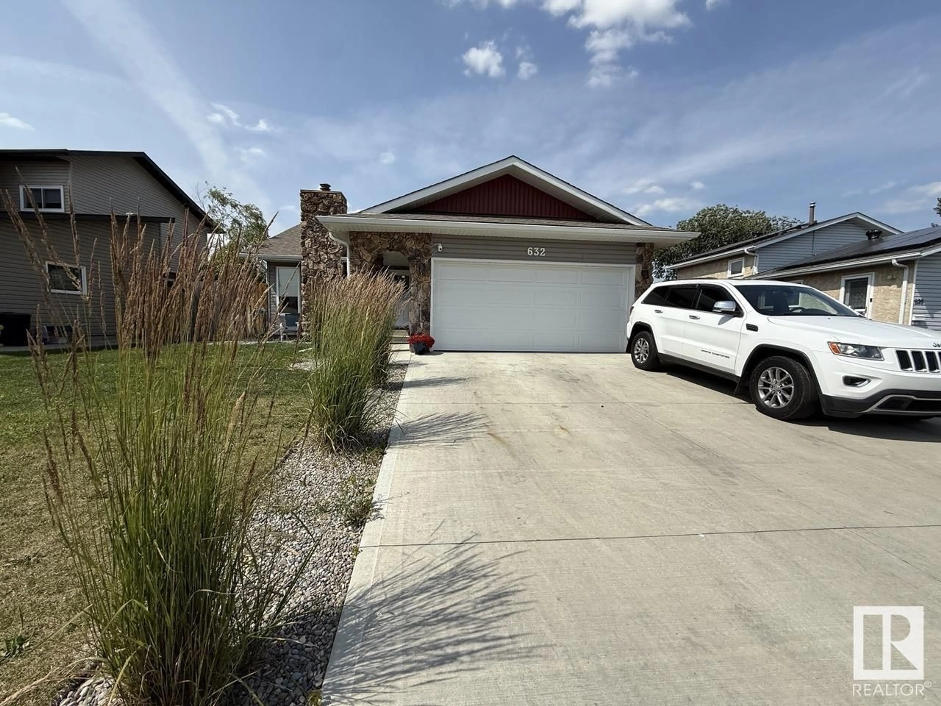 A pic from outside/outdoor area/front of a property/back of a property/a pic from drone, street for 632 WARWICK RD, Edmonton Alberta T5X4R3