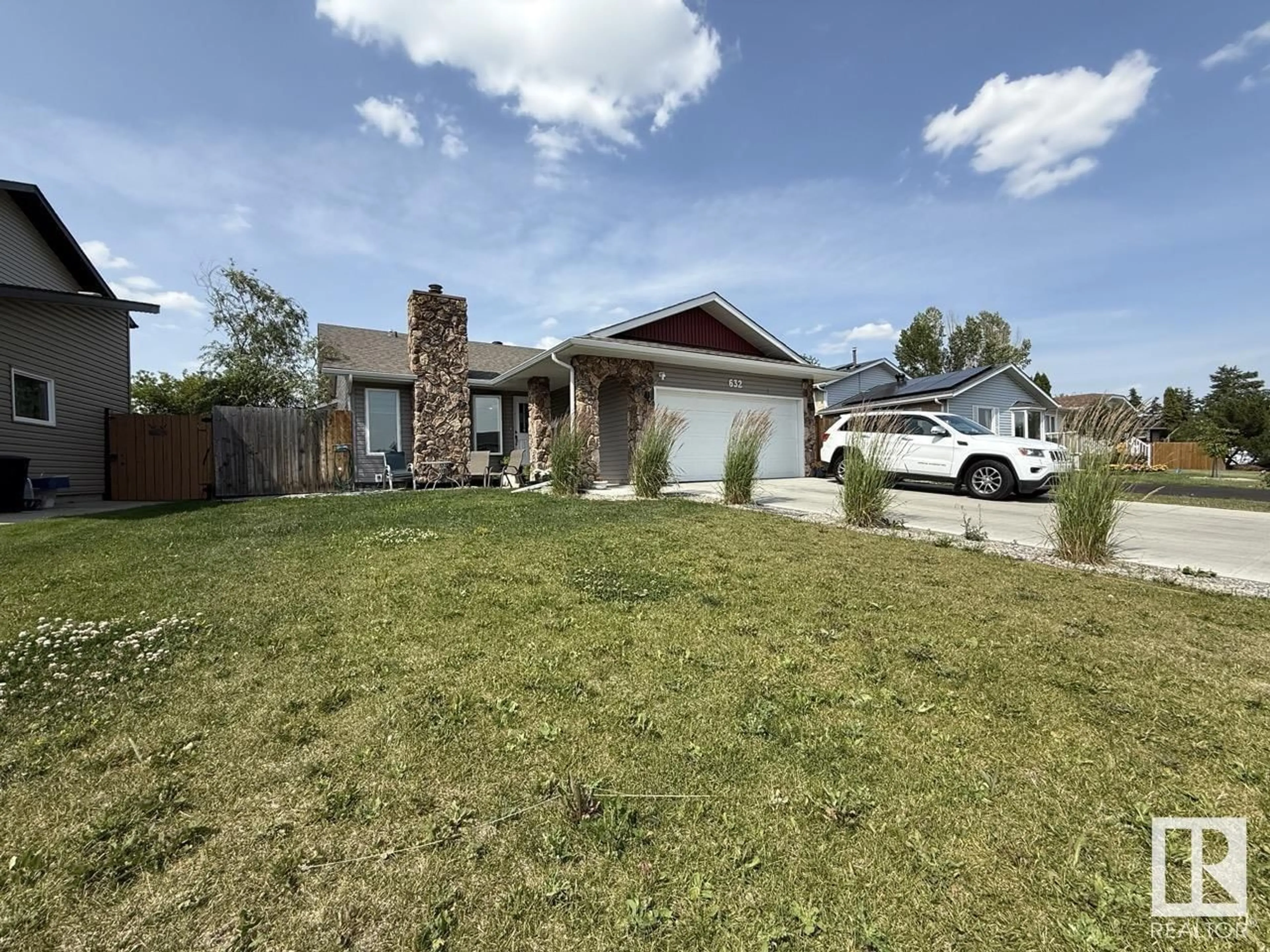 A pic from outside/outdoor area/front of a property/back of a property/a pic from drone, street for 632 WARWICK RD, Edmonton Alberta T5X4R3
