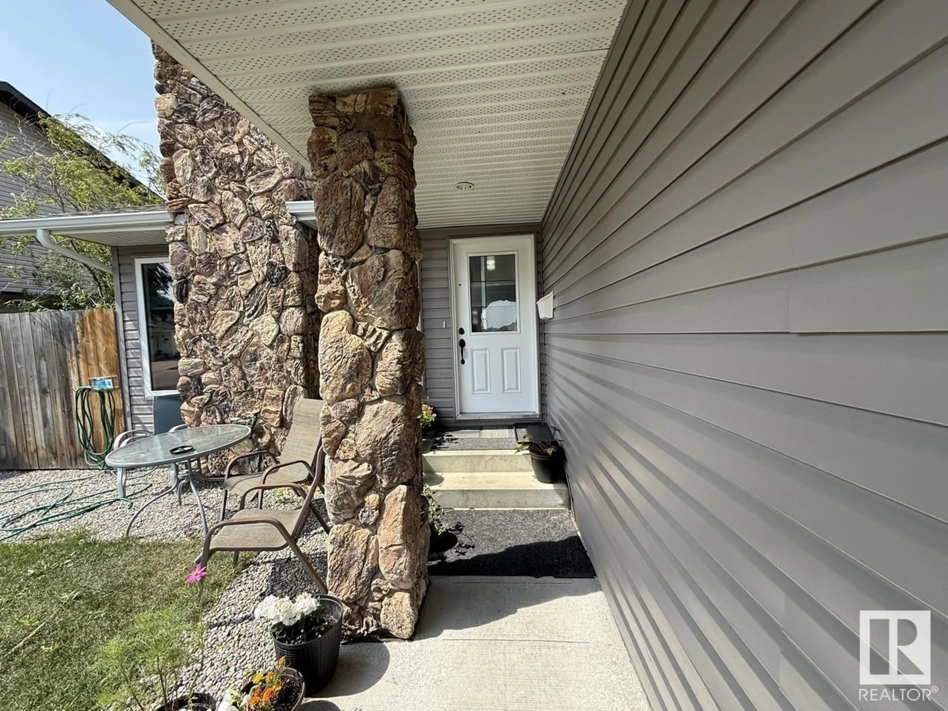 Indoor entryway for 632 WARWICK RD, Edmonton Alberta T5X4R3