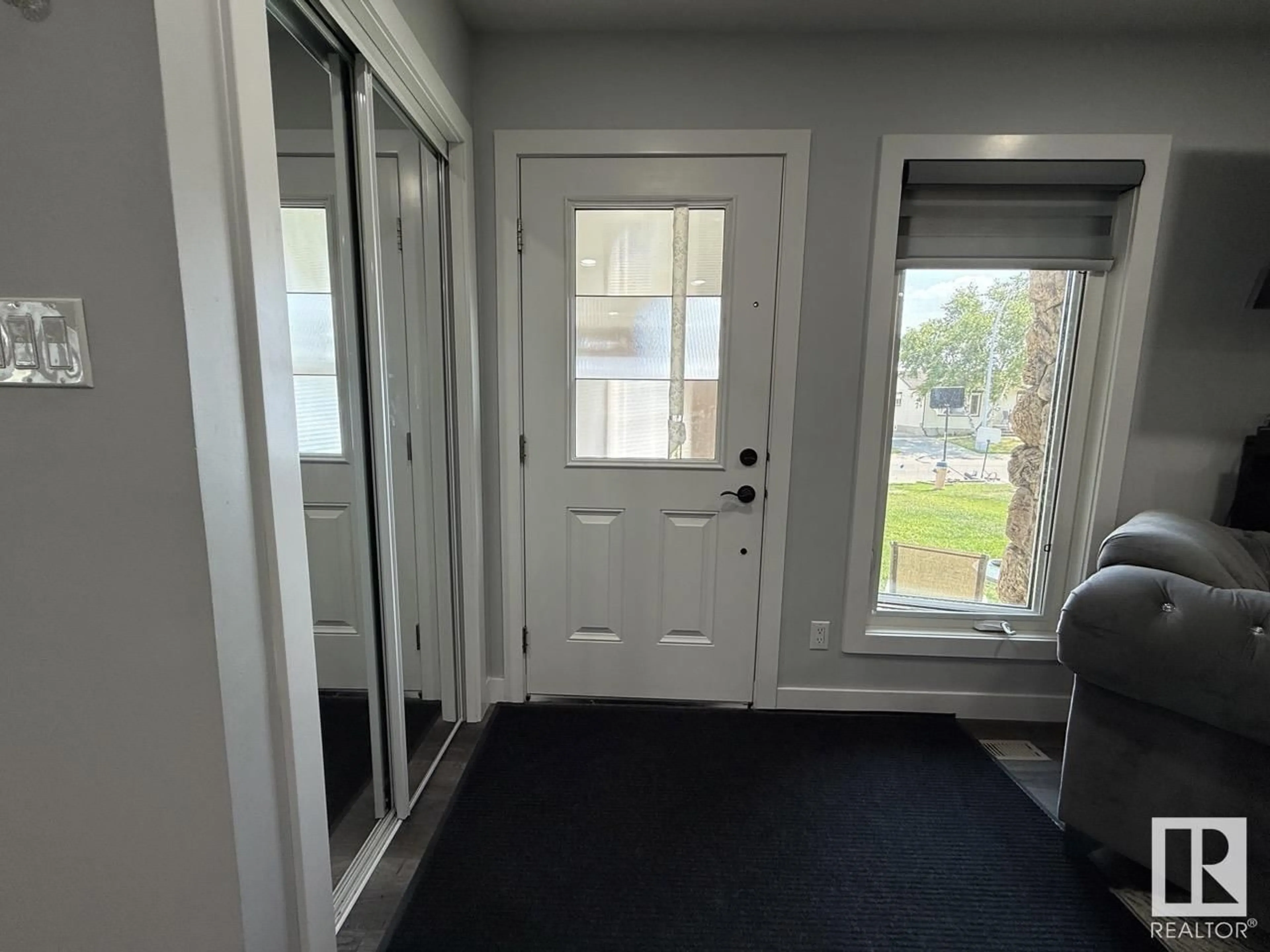 Indoor entryway for 632 WARWICK RD, Edmonton Alberta T5X4R3
