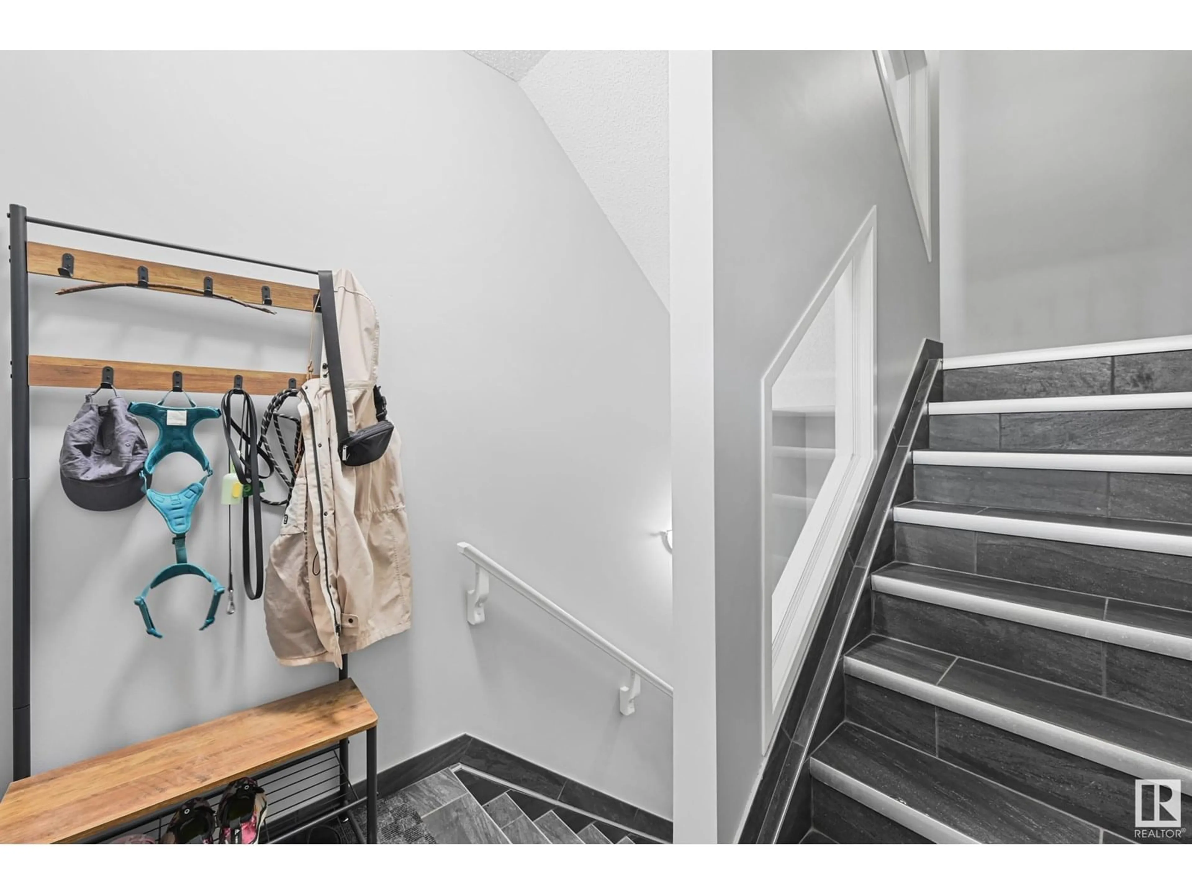 Indoor entryway for #91 - 13825 155 AVE, Edmonton Alberta T6V0B8