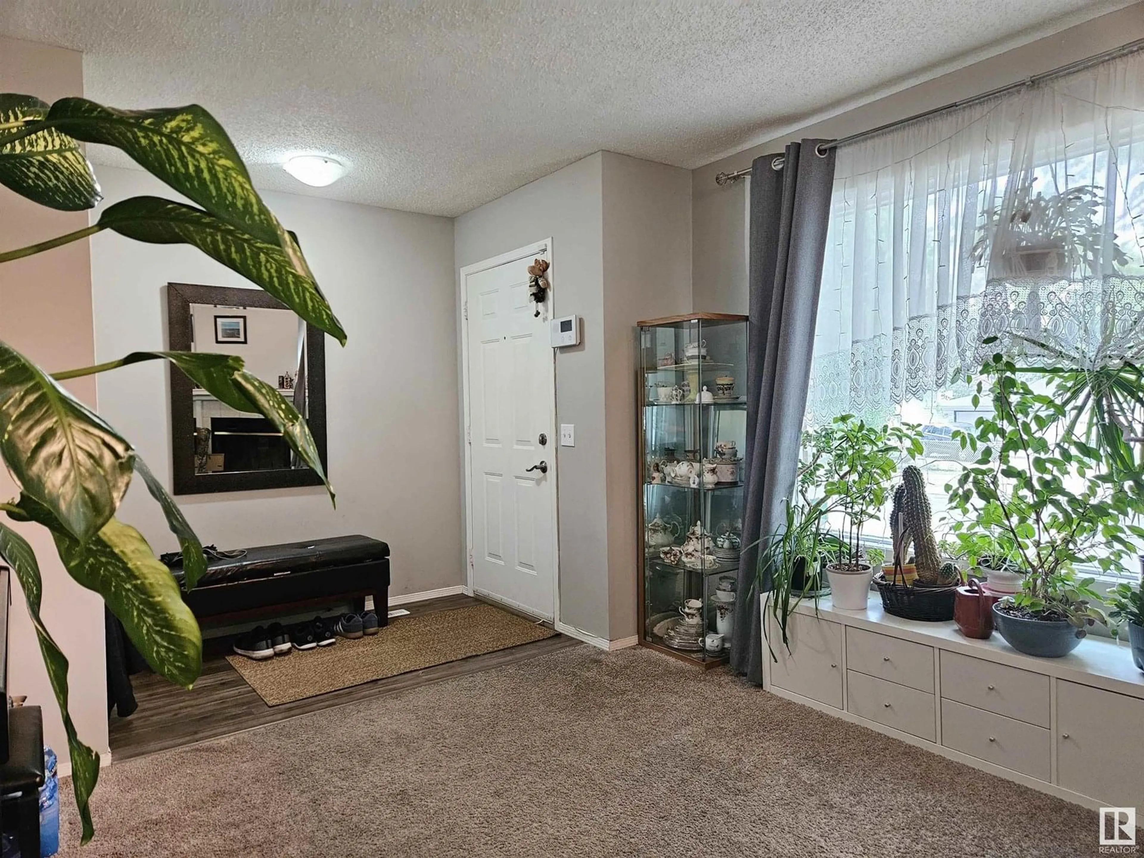 Indoor entryway for 11811 51 ST, Edmonton Alberta T5W3G3