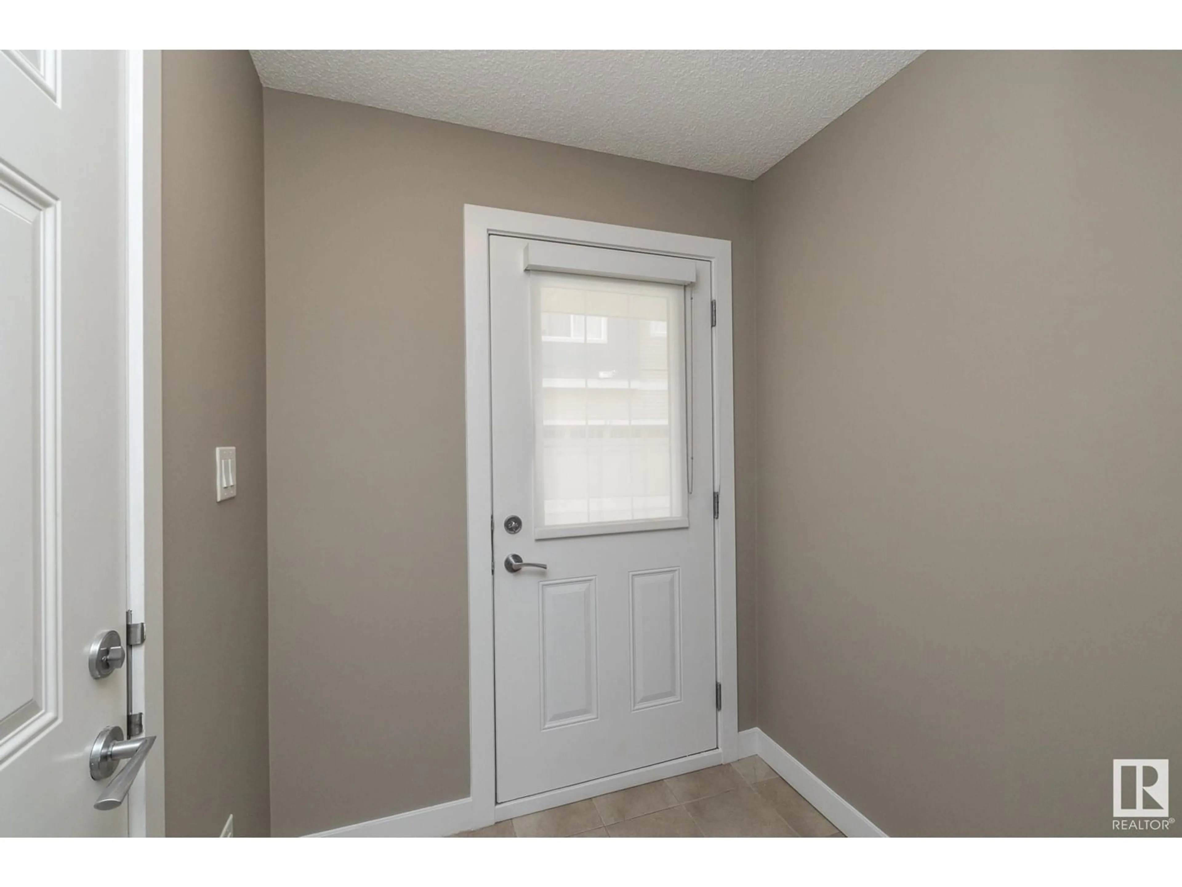 Indoor entryway for 13139 - 72 205 ST NW, Edmonton Alberta T5S0N1